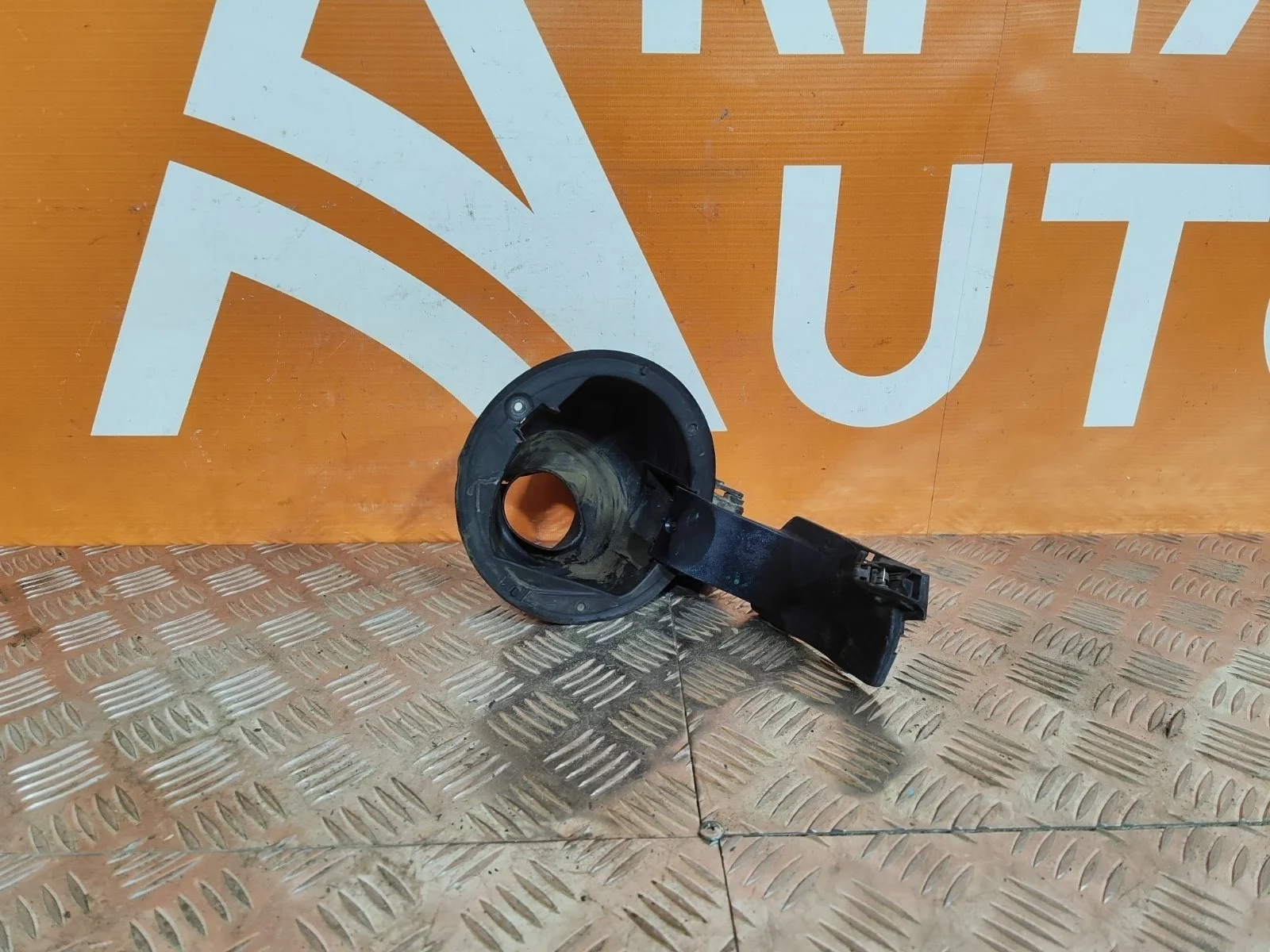 Лючок бензобака Volvo XC60 2008-2017 31298740 1