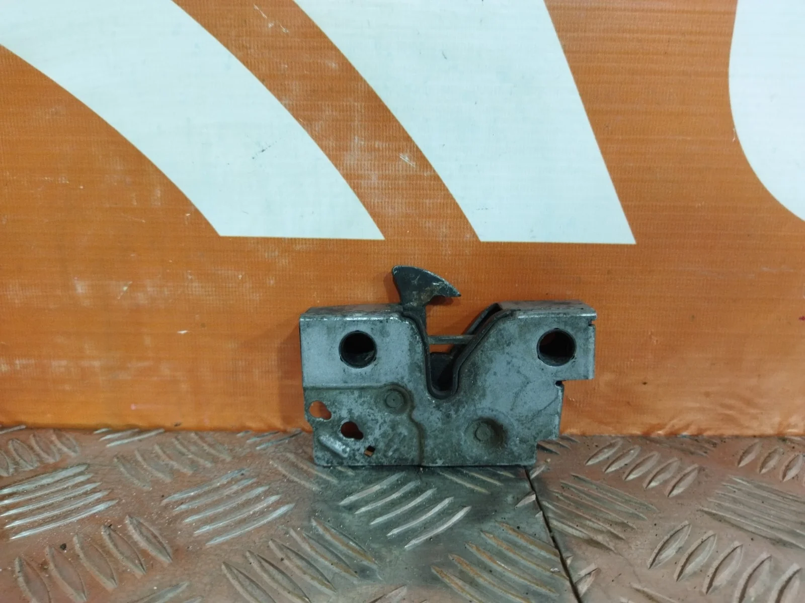 Замок капота Skoda Octavia 2013-2020 5E0823509B 3 A7 (5E)