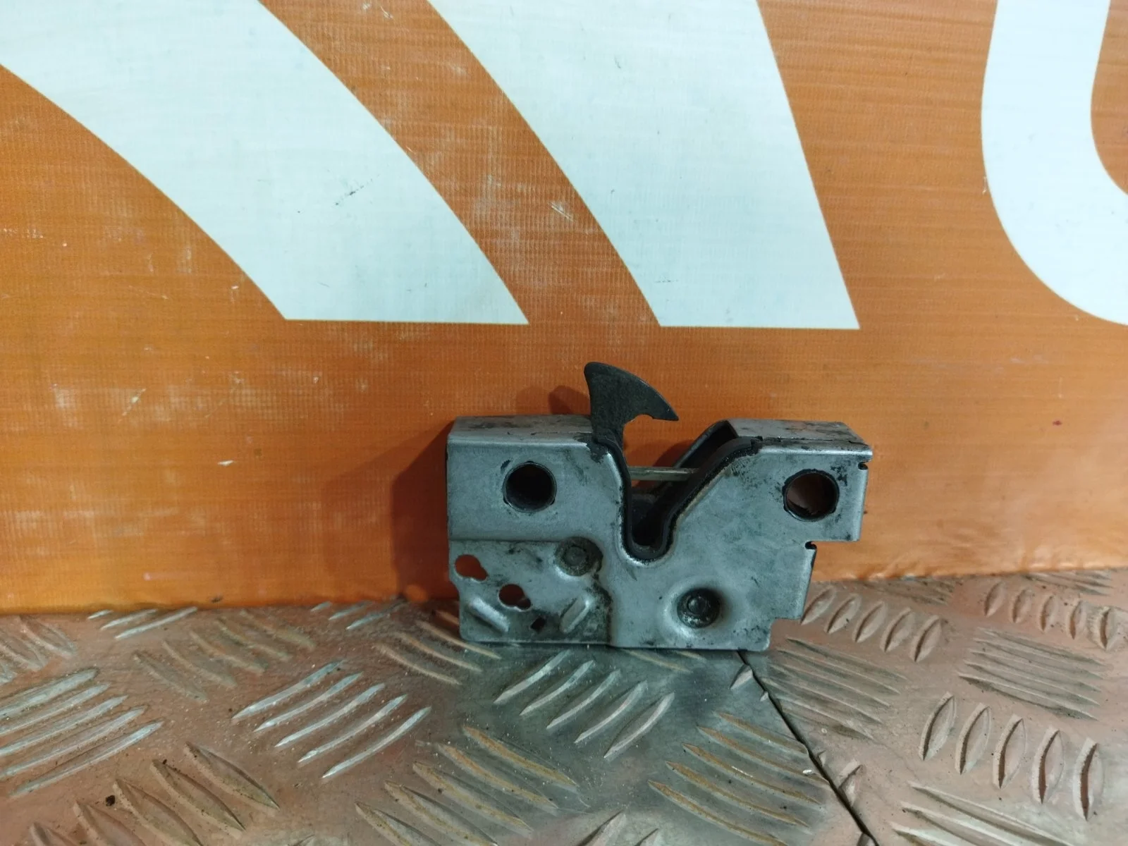 Замок капота Skoda Octavia 2013-2020 5E0823509B 3 A7 (5E)