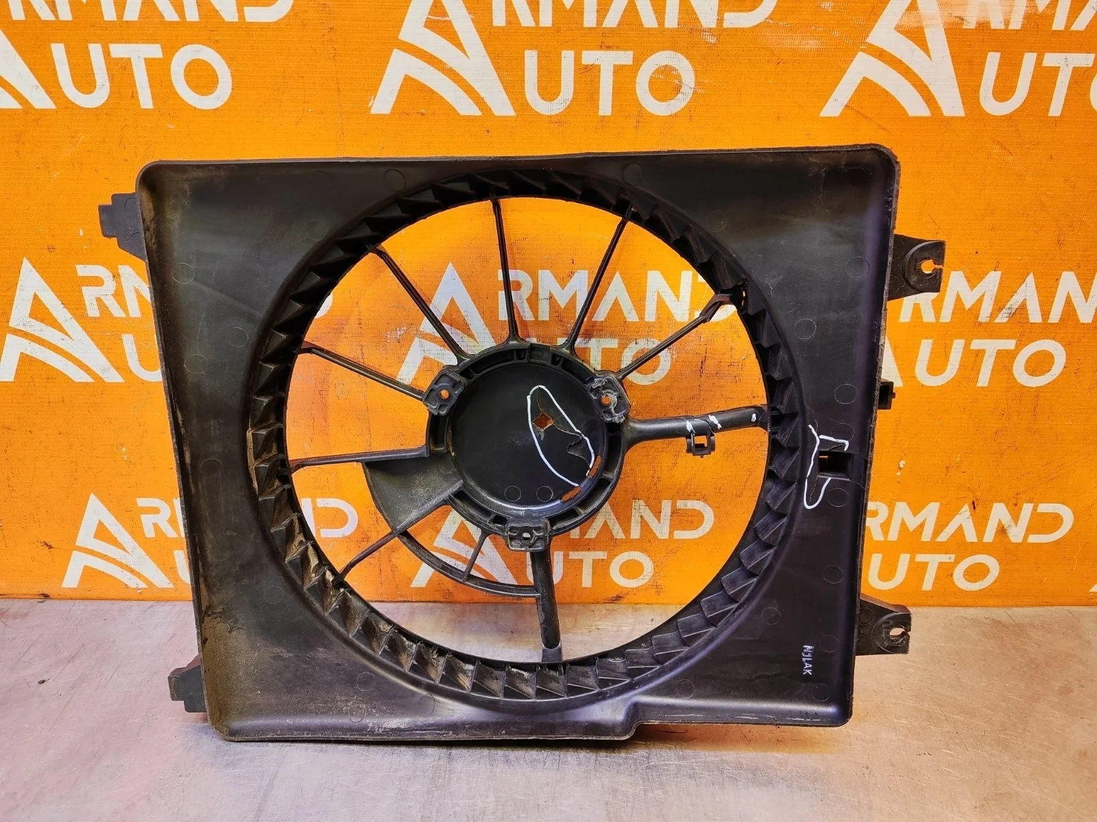 Диффузор вентилятора Hyundai H1 / Grand Starex 2007-2021 977304H500 2, левый