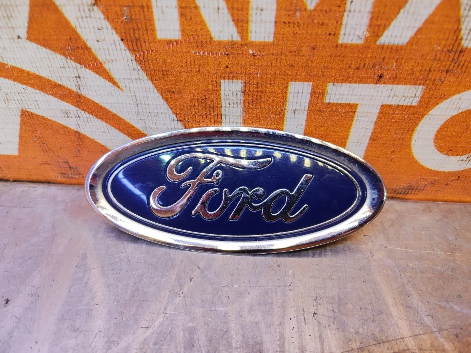 Эмблема Ford Fiesta 2012-2019 5258395 MK6, передняя