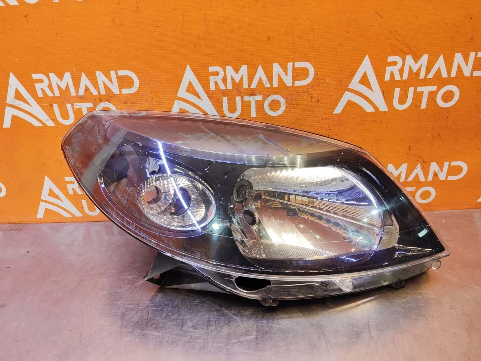 Фара Renault Sandero 2009-2014 260104793R 1, правая