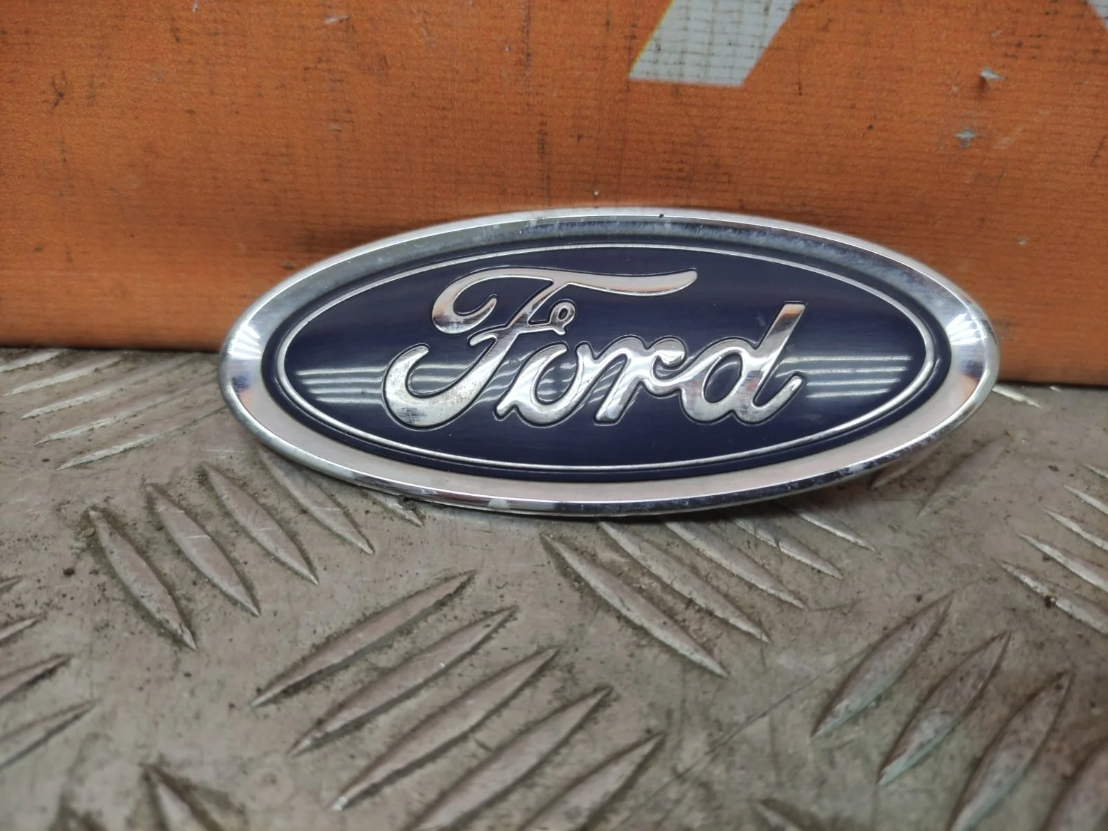 Эмблема Ford Fiesta 2012-2019 5258395 MK6, передняя
