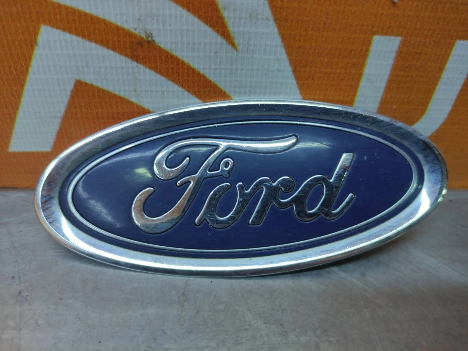 Эмблема Ford Fiesta 2012-2019 5258395 MK6, передняя