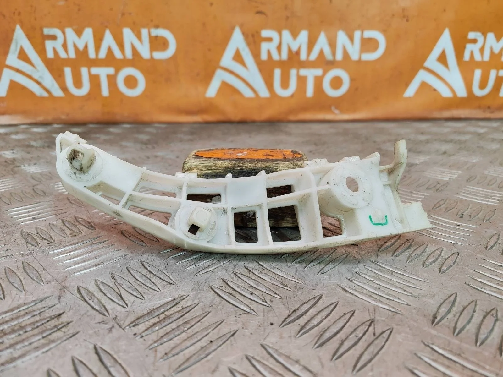 Кронштейн бампера Mitsubishi Outlander 2015-2023 6400H313 3, передний левый