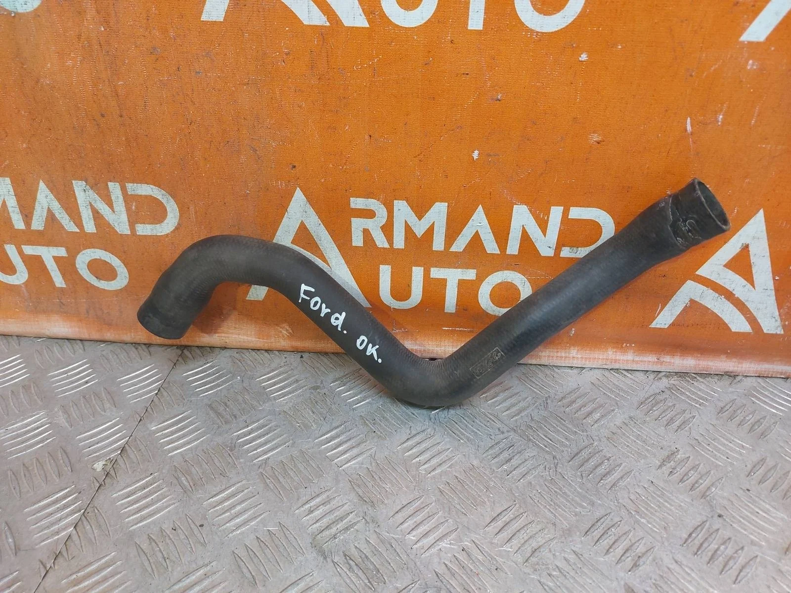 Патрубок системы охлаждения Ford Focus 2005-2011 1490677 2, левый
