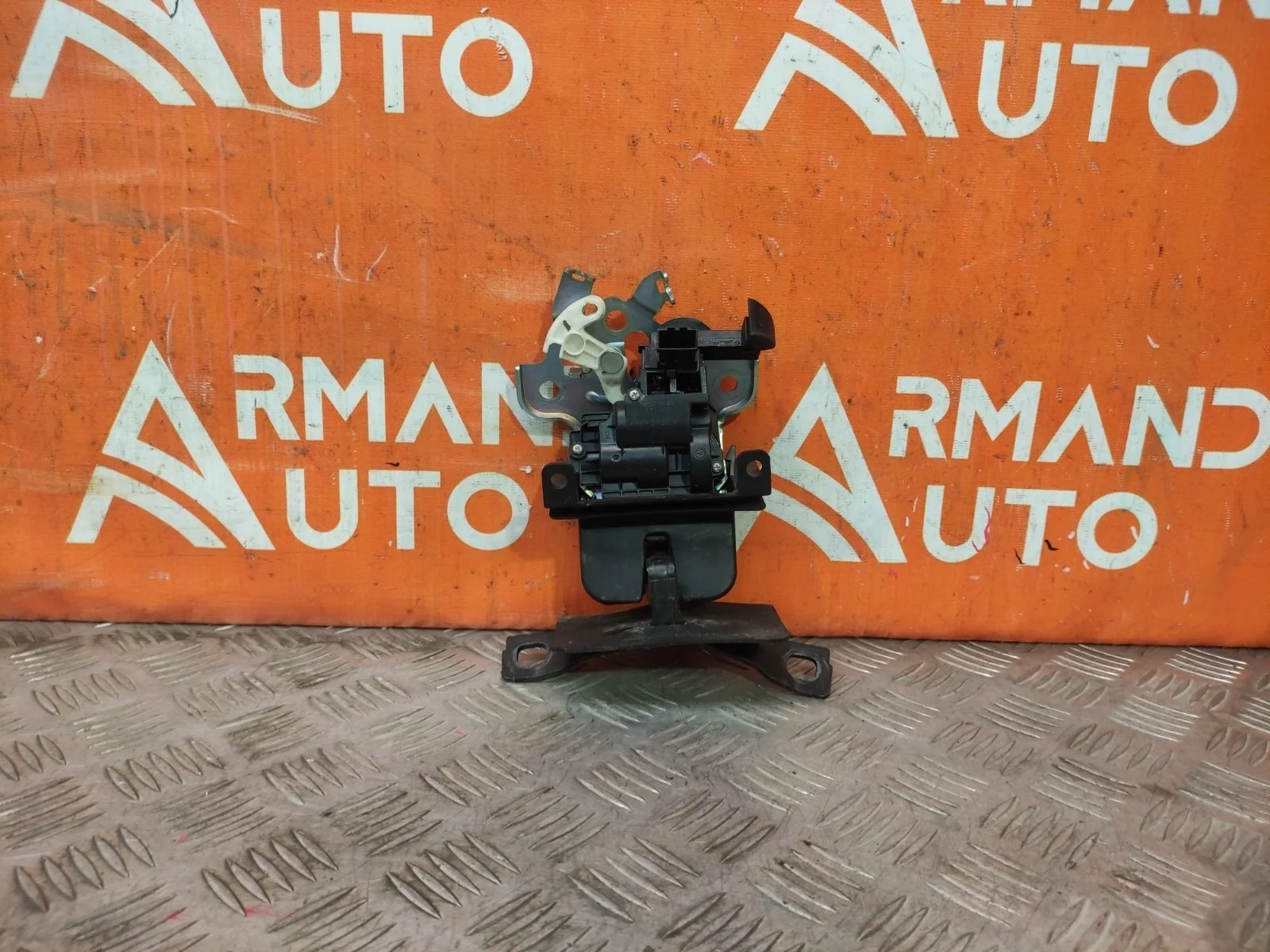 Замок двери багажника Skoda Octavia 2019-нв 8R0827505A 4 A8