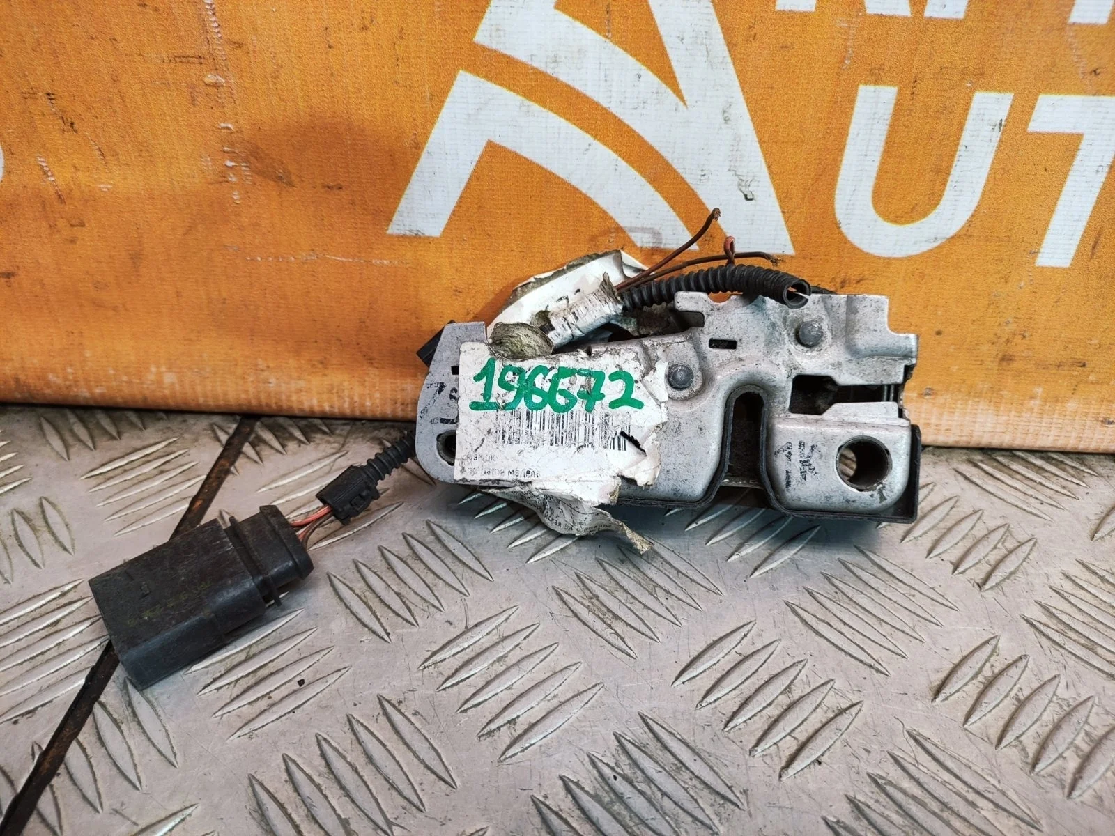 Замок капота Volkswagen Golf Plus 2009-2014 5M1823509 1
