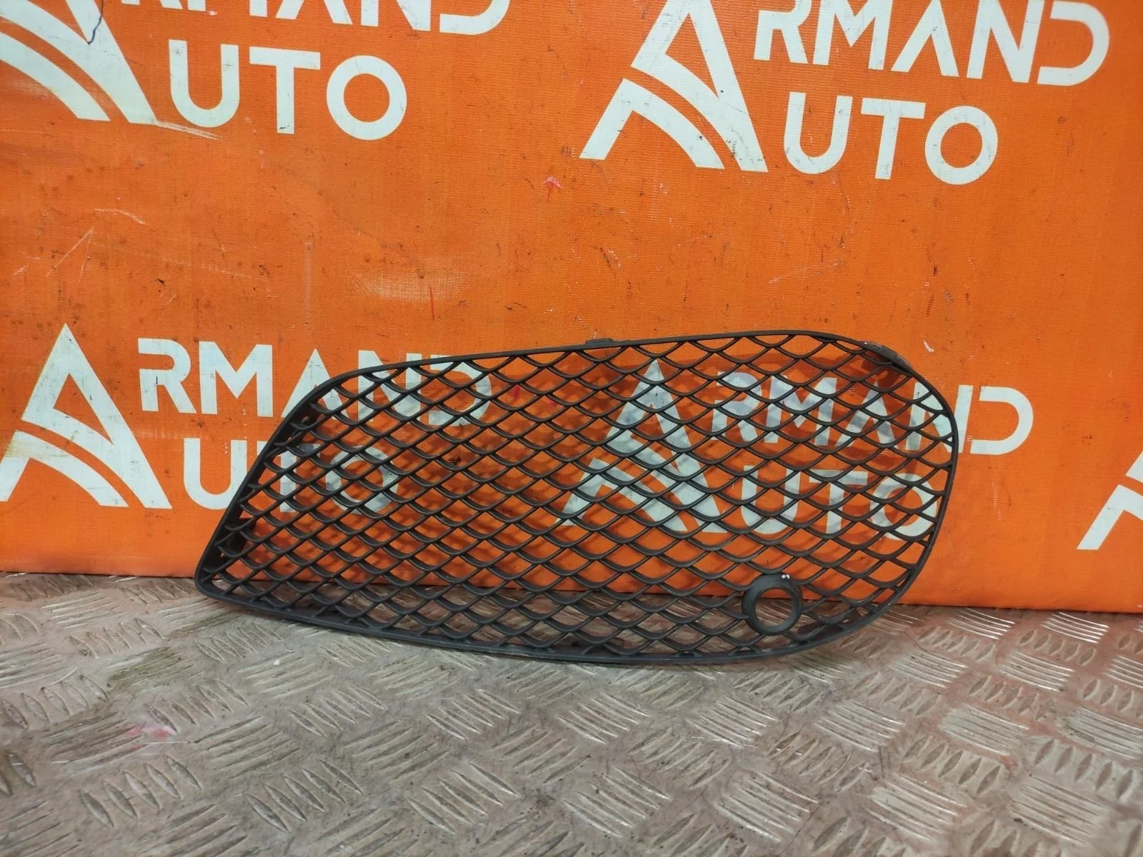Решетка бампера Mercedes C-Class 2014-2018 A2058852623 W205, передняя правая