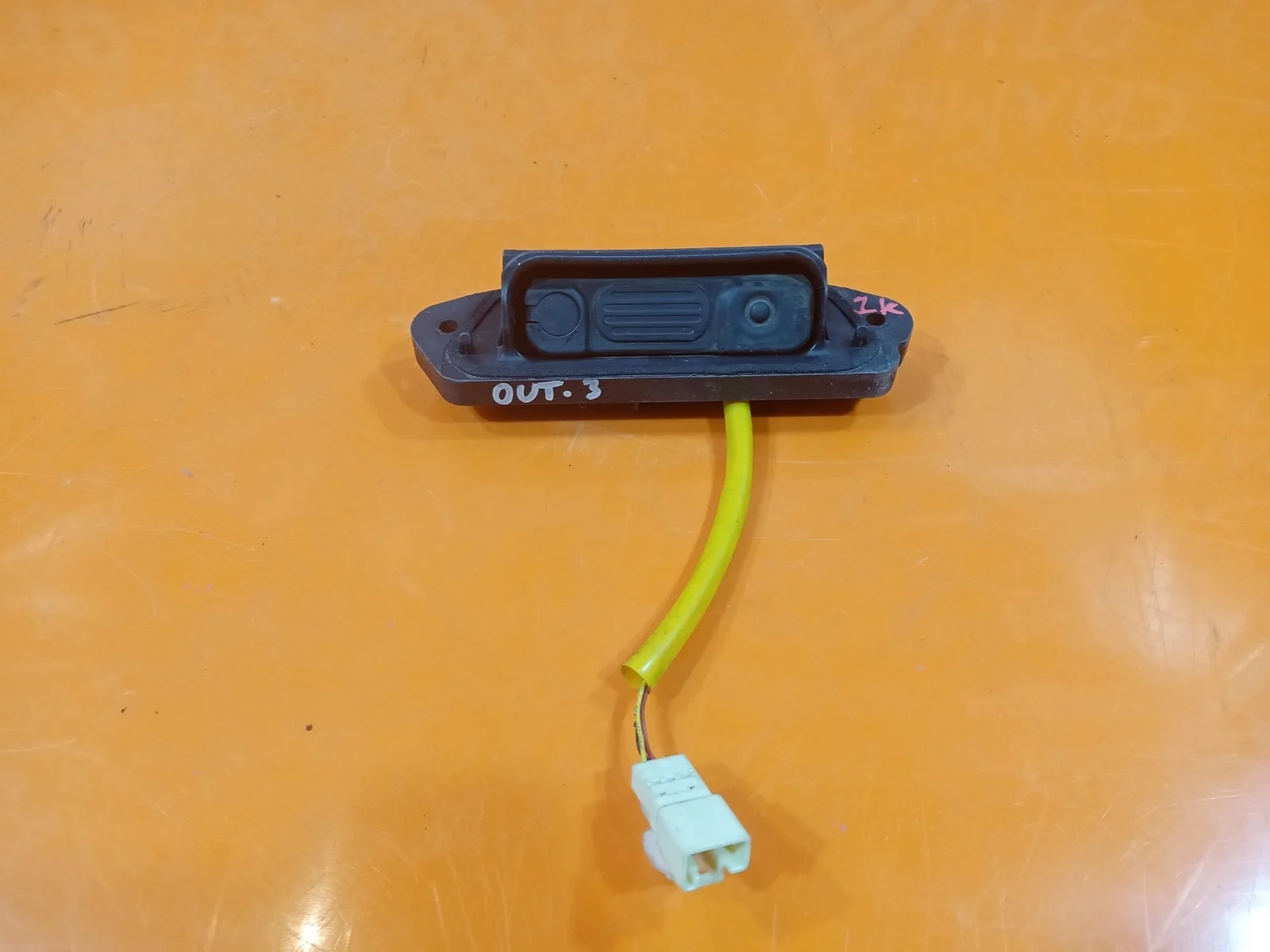 Кнопка открывания багажника Mitsubishi Outlander 2012-2023 5810A076 3