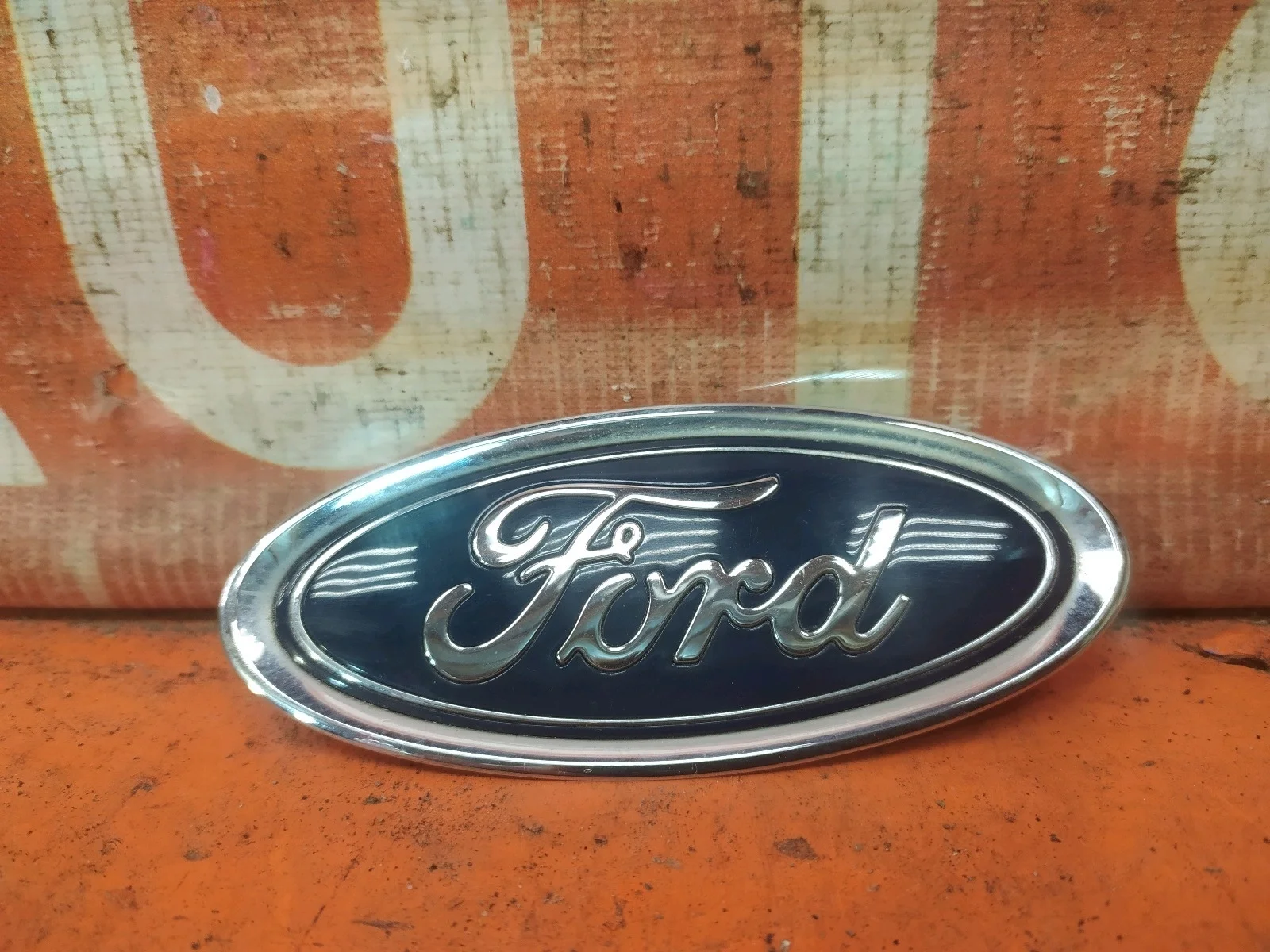 Эмблема Ford Fiesta 2012-2019 5258395 MK6, передняя