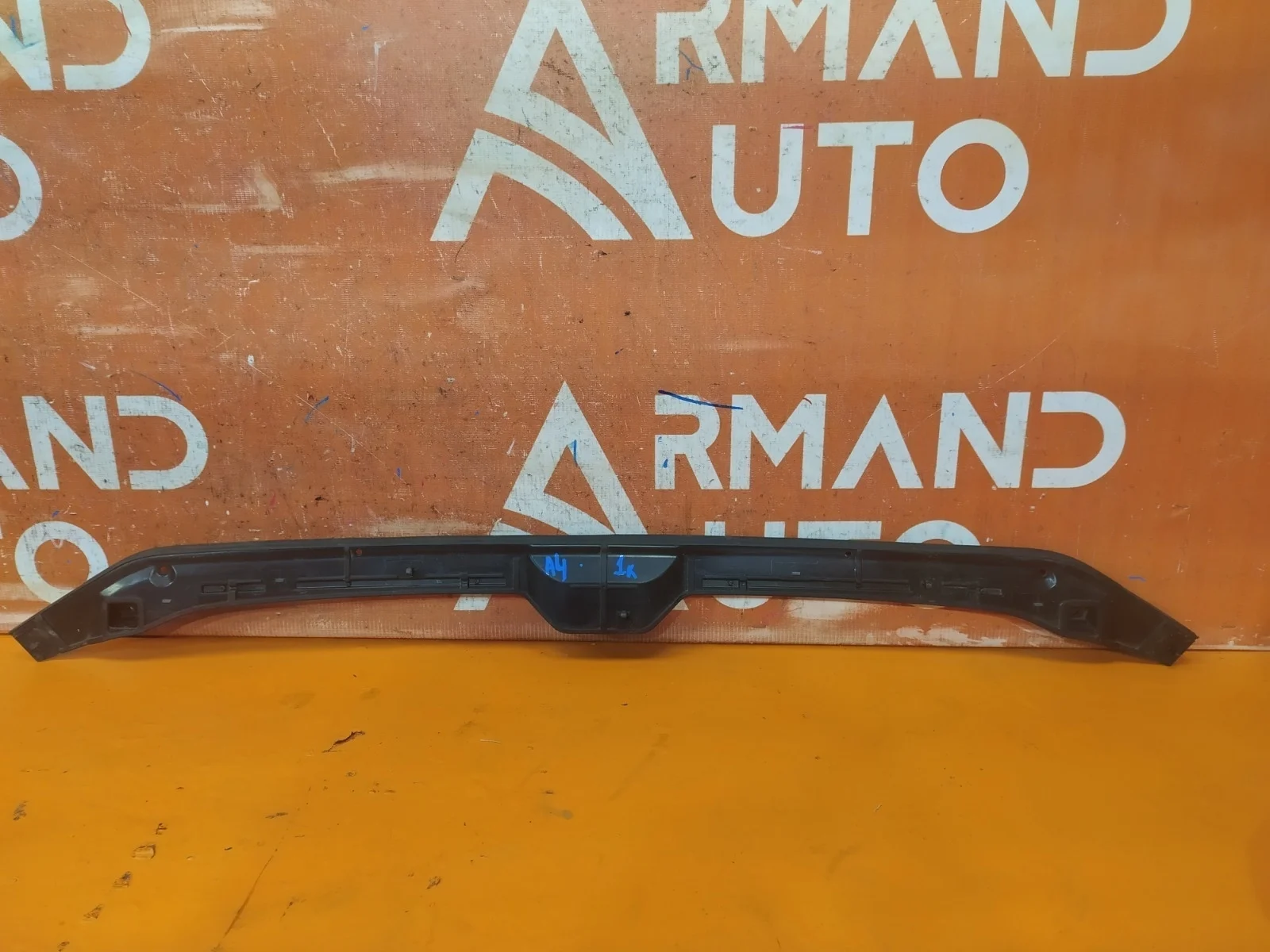 Уплотнитель капота Audi A4 2015-2025 8W0823124 5 B9