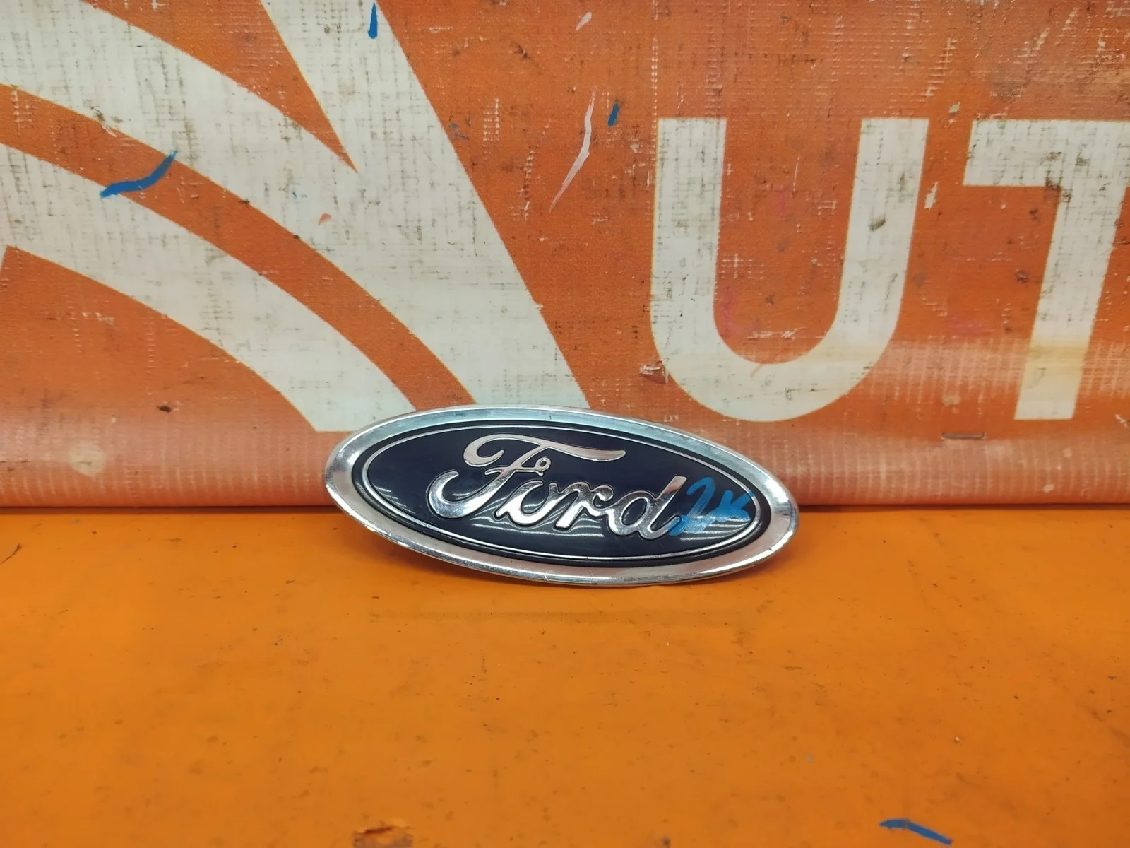 Эмблема Ford Fiesta 2012-2019 5258395 MK6, передняя