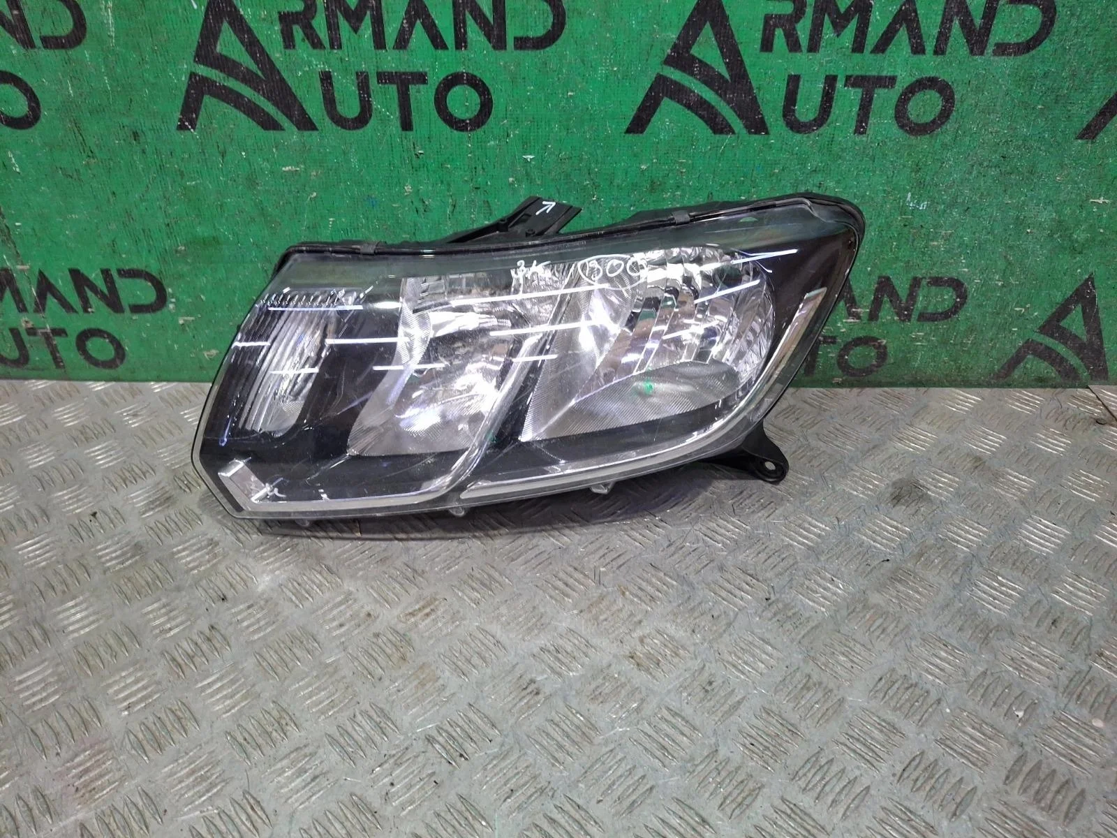 Фара Renault Logan 2012-2018 260609450R 2, левая
