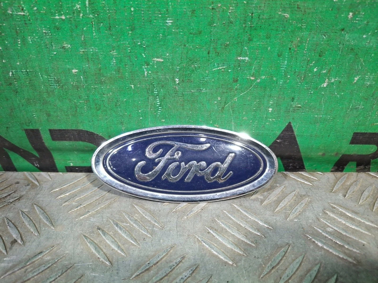 Эмблема Ford Fiesta 2012-2019 5258395 MK6, передняя