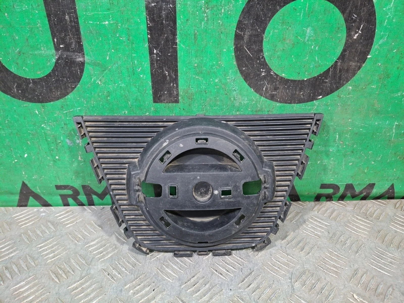 Кронштейн эмблемы Nissan Qashqai 2010-2013 62310BR00A 1 J10, передний