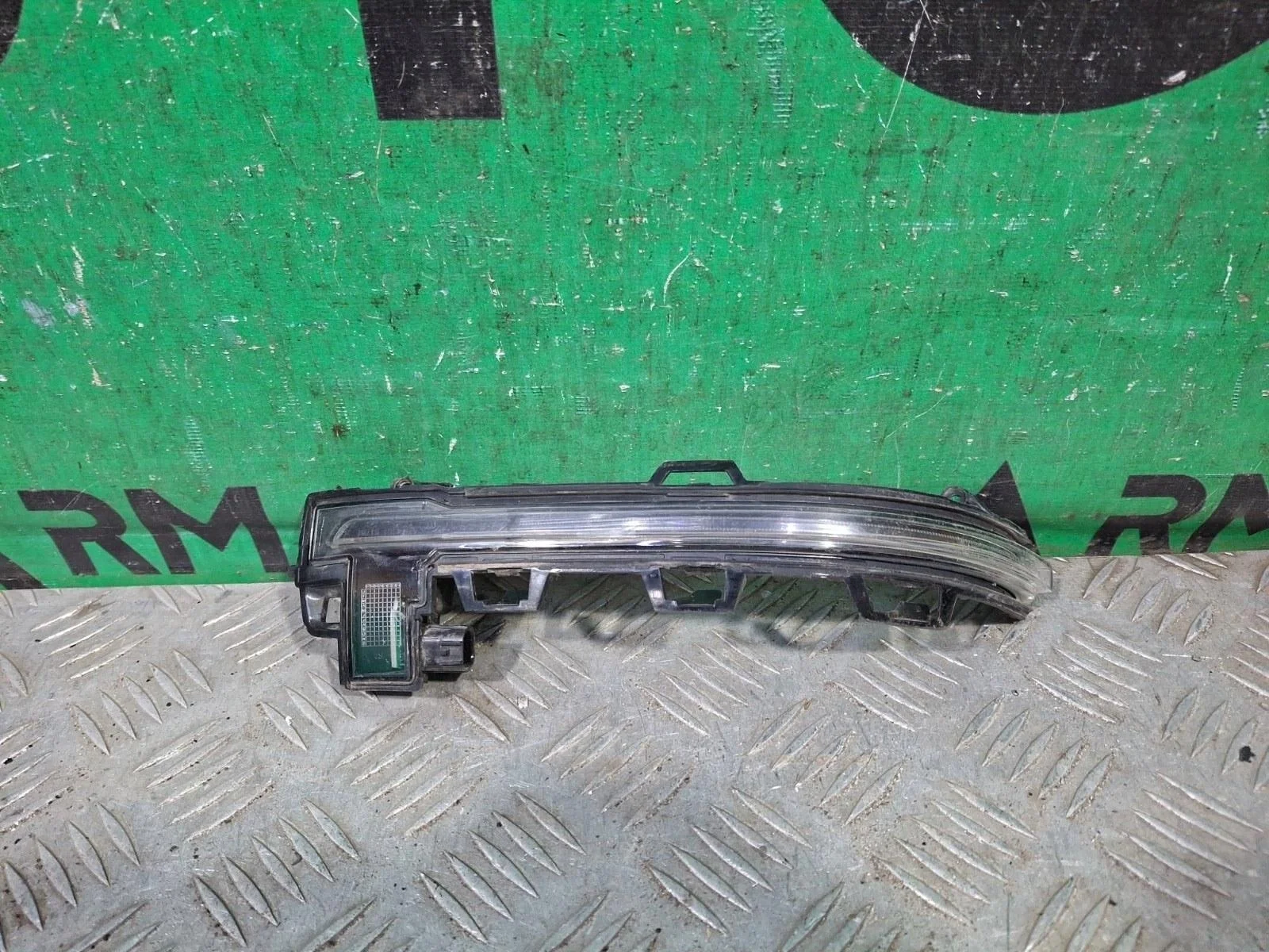 Повторитель поворота на зеркало BMW X3 2017-2024 63137441440 G01, правый