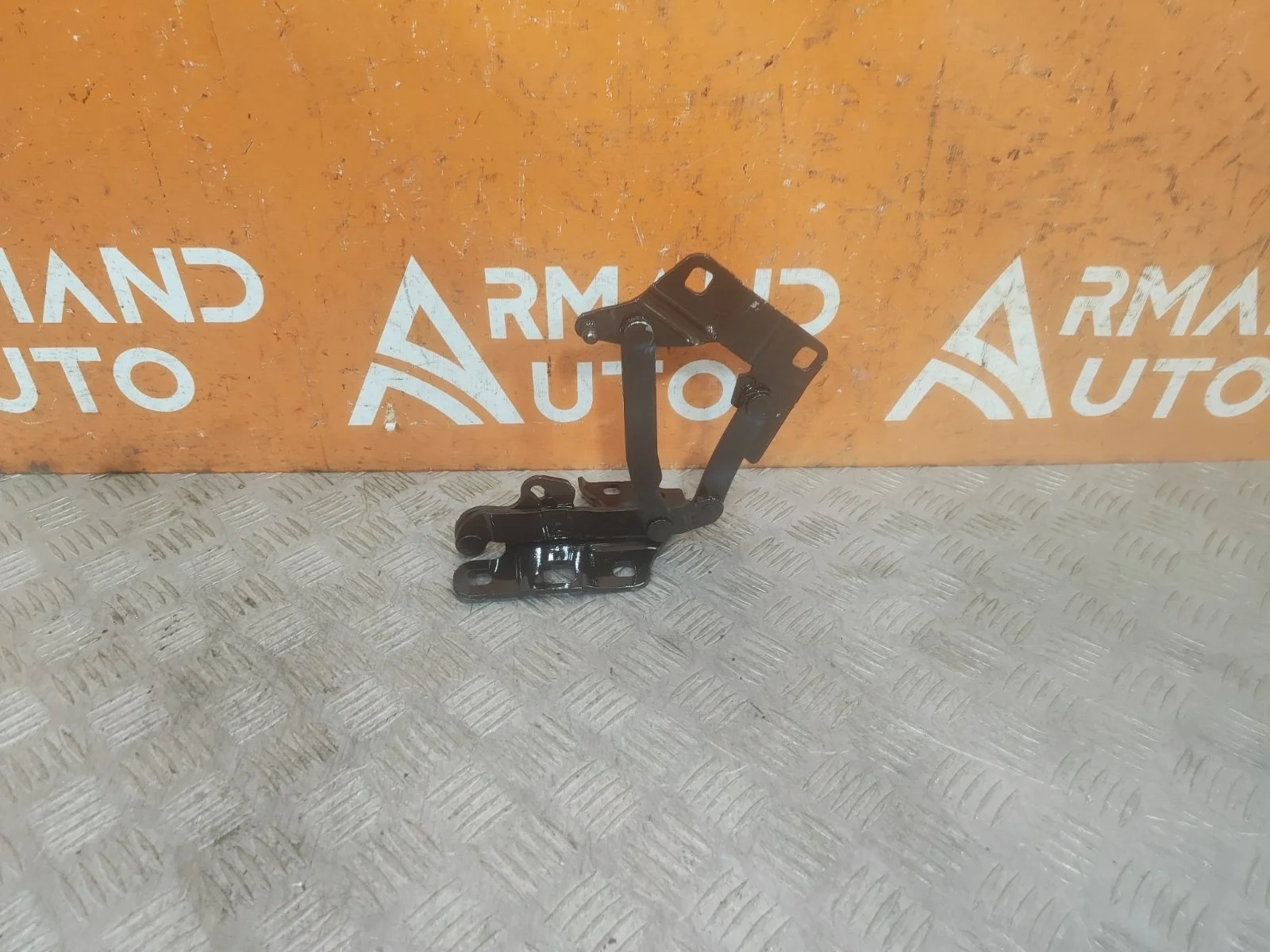 Петля капота Mercedes M ML GLE-Class 2011-2018 A1668800028 W166, левая
