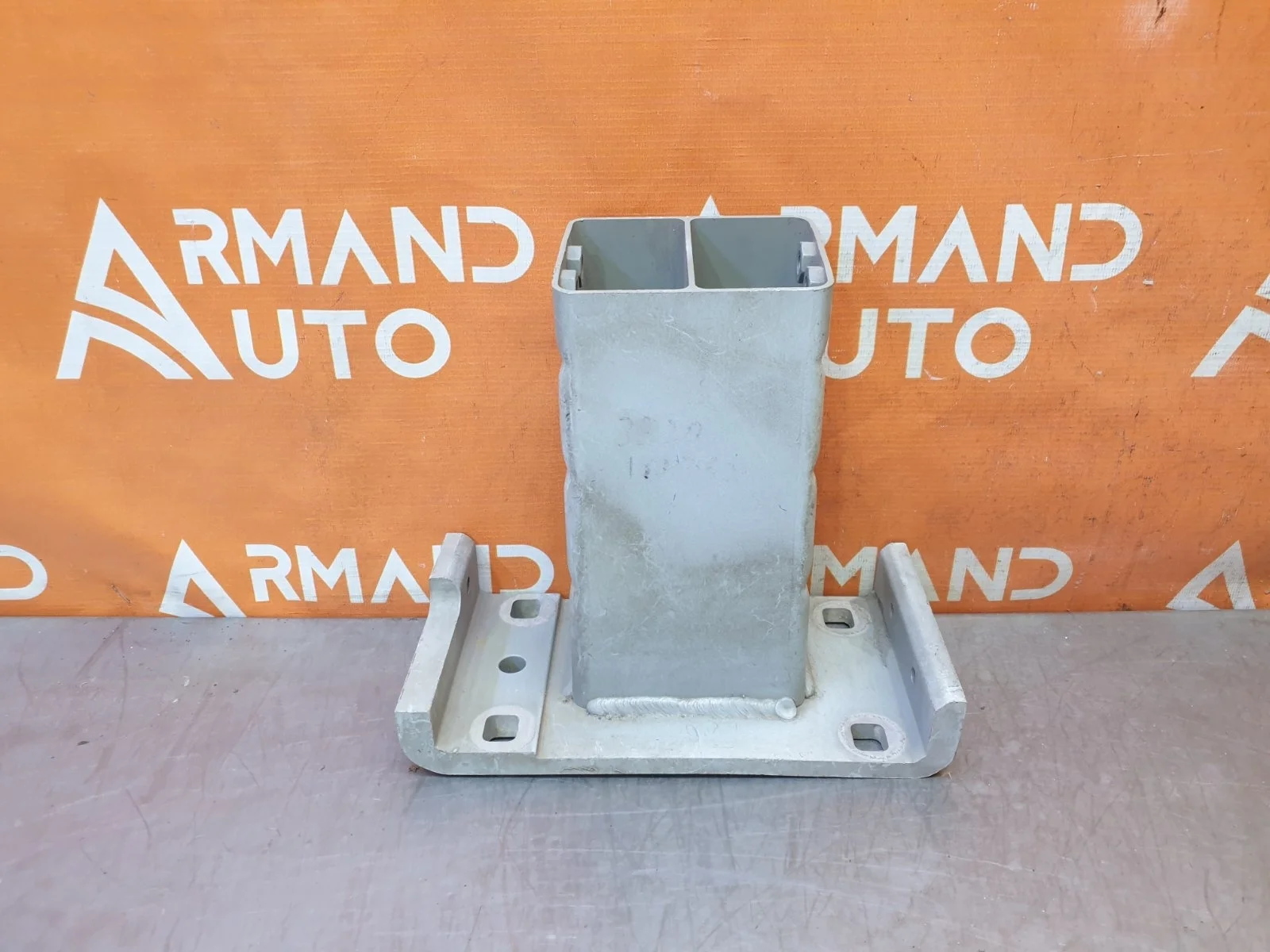 Кронштейн усилителя бампера Land Rover Range Rover 2012-2022 LR128131 4 L405, передний левый