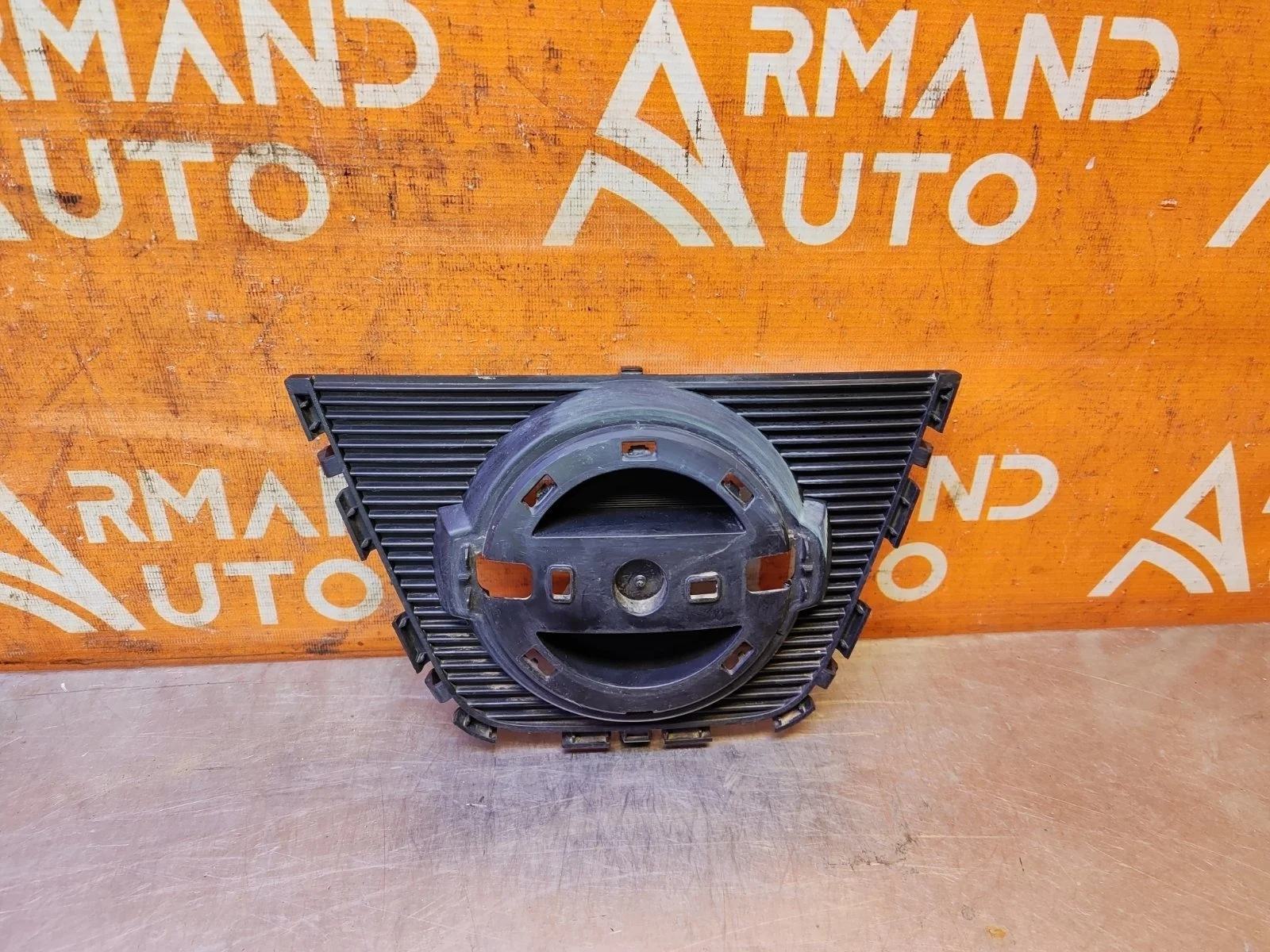Кронштейн эмблемы Nissan Qashqai 2010-2013 62310BR00A 1 J10, передний