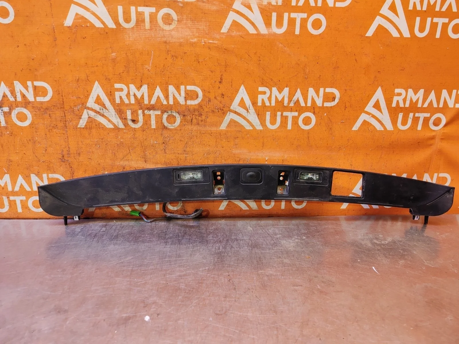 Накладка подсветки гос.номера Land Rover Range Rover Velar 2017-нв LR175391 L560