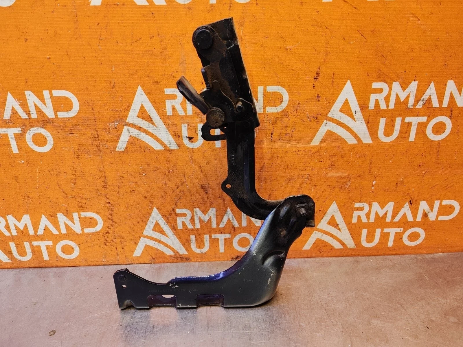 Петля капота Mercedes GLC-Class 2015-2022 A2538800128 X253, левая