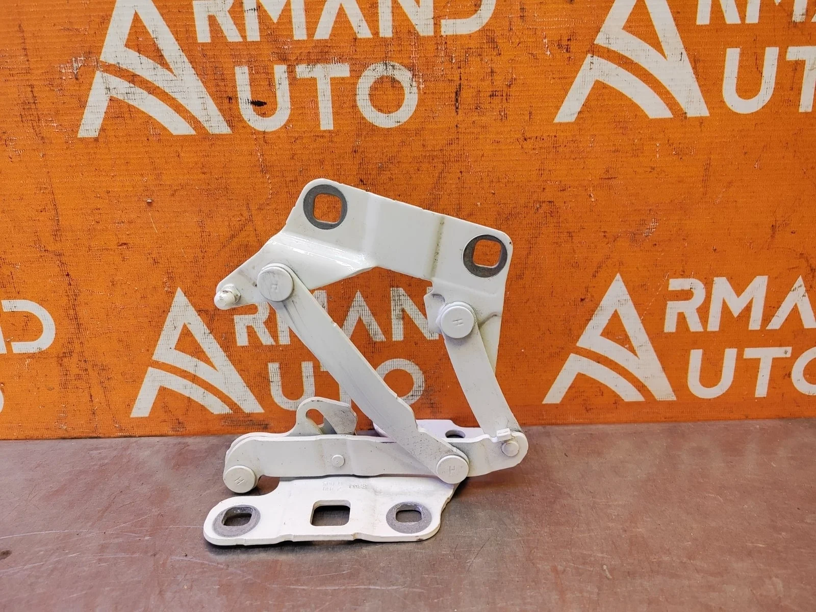 Петля капота Mercedes M ML GLE-Class 2011-2018 A1668800028 W166, левая