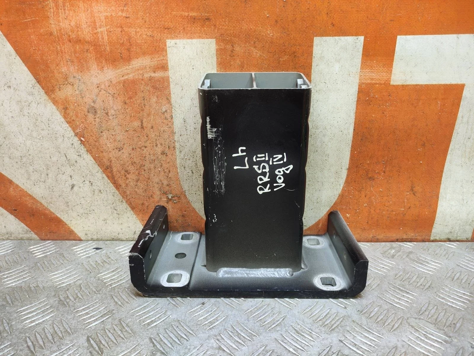 Кронштейн усилителя бампера Land Rover Range Rover 2012-2022 LR128131 4 L405, передний левый