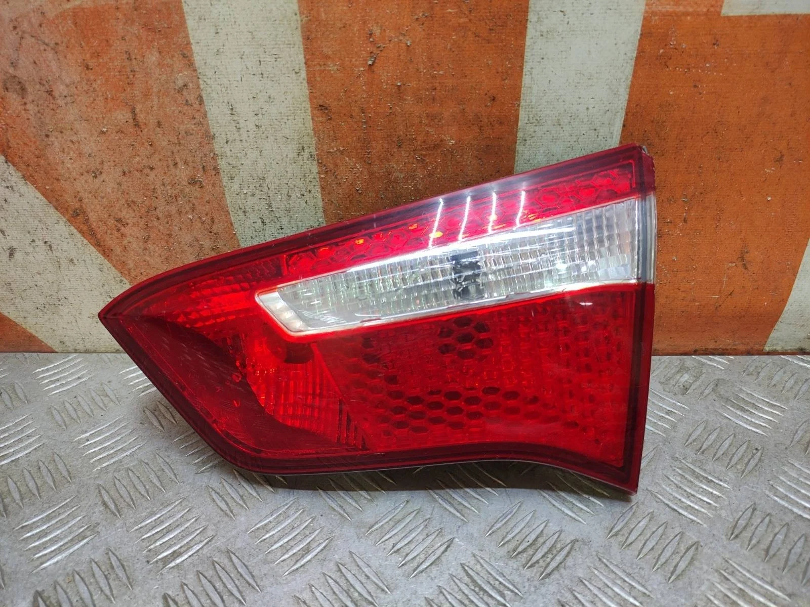 Фонарь внутренний Kia Rio 2011-2015 924044X000 3 QB, правый