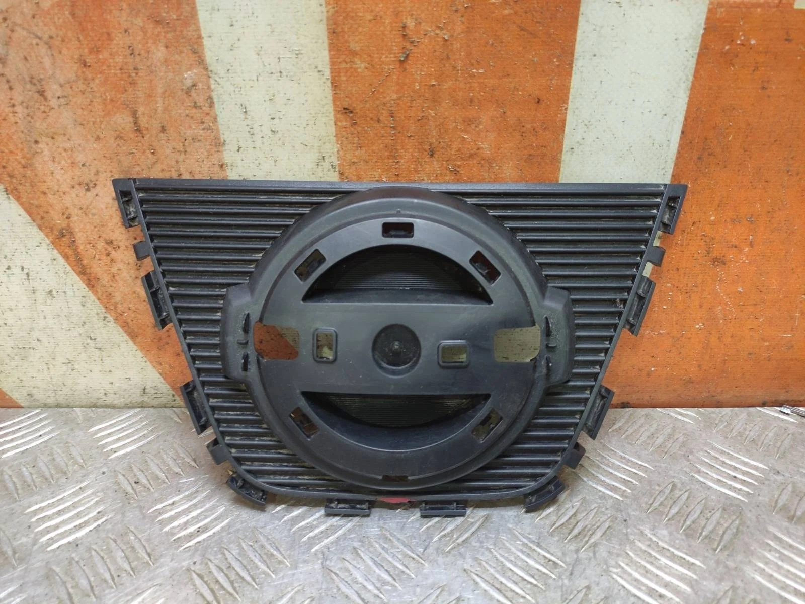 Кронштейн эмблемы Nissan Qashqai 2010-2013 62310BR00A 1 J10, передний