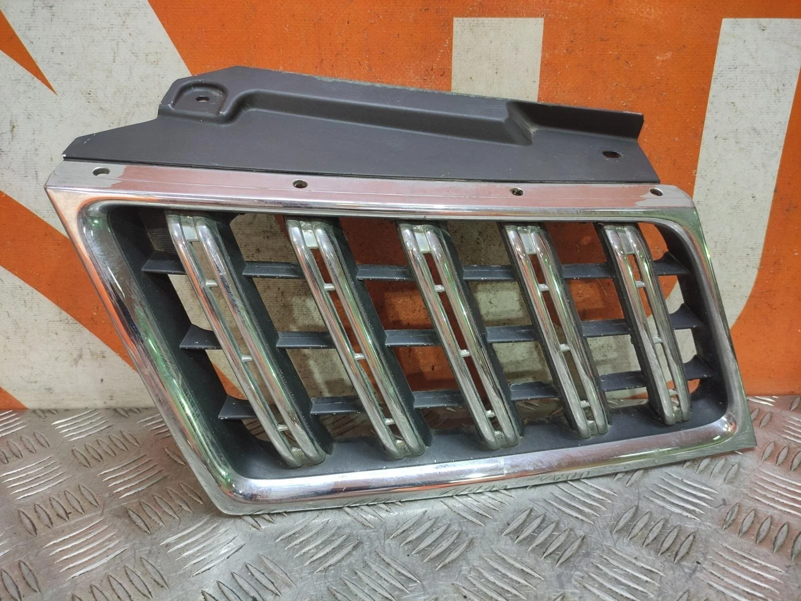Решетка радиатора Mitsubishi Pajero Sport 2008-2013 7450A569 2, левая