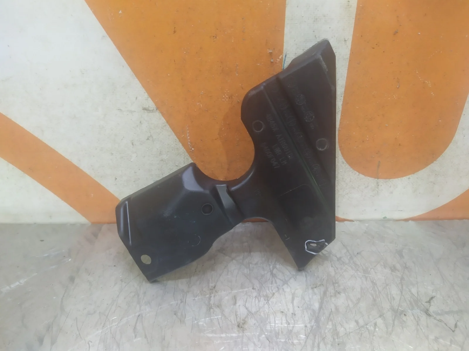 Кронштейн решетки радиатора нижний Mitsubishi Outlander 2012-2023 6400F047 3, левый