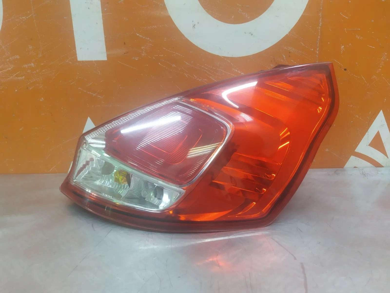 Фонарь Ford Fiesta 2012-2019 1877010 MK6, правый
