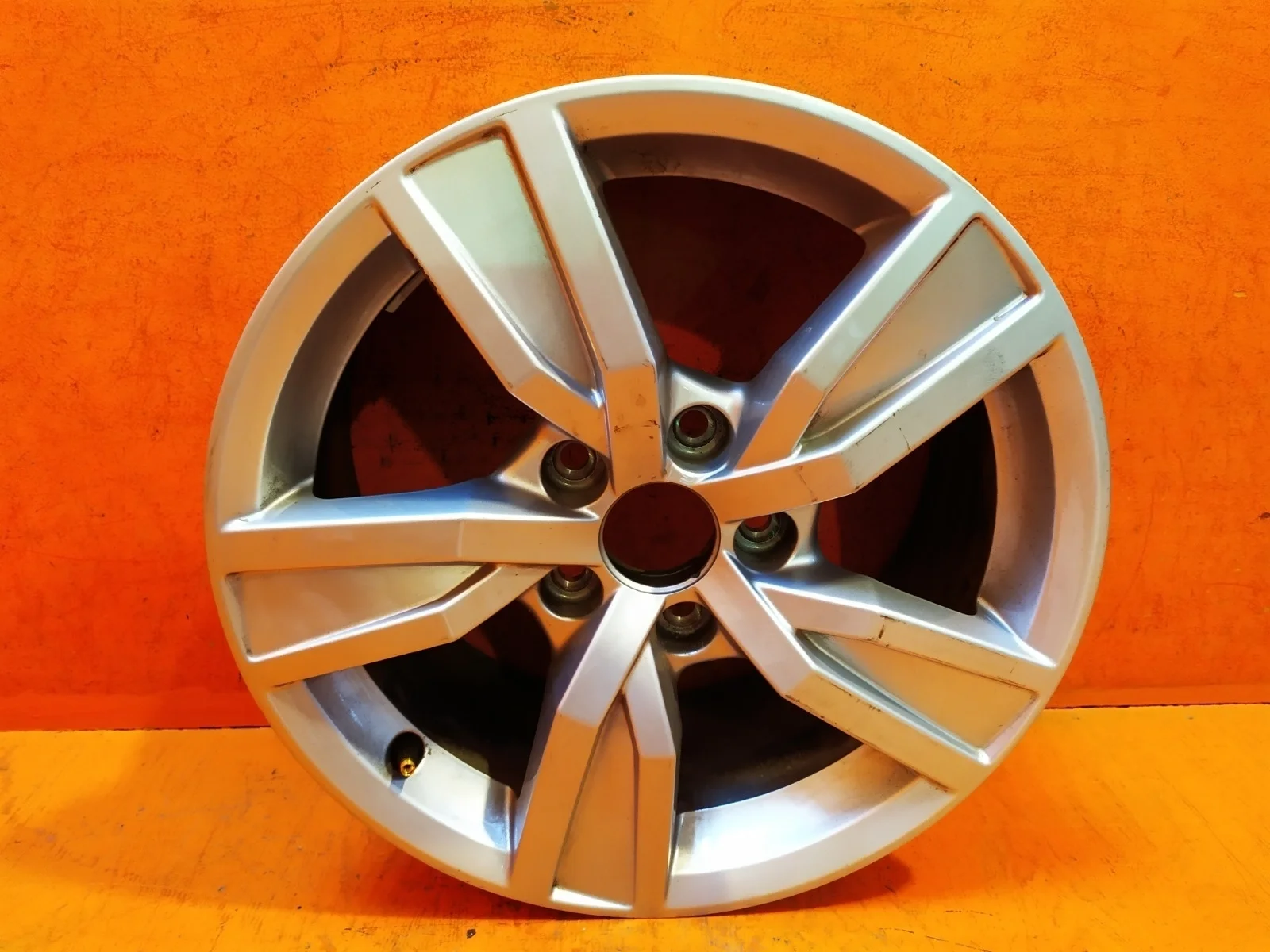 Диск колесный r16 Audi A4 8W0601025A 5 B9