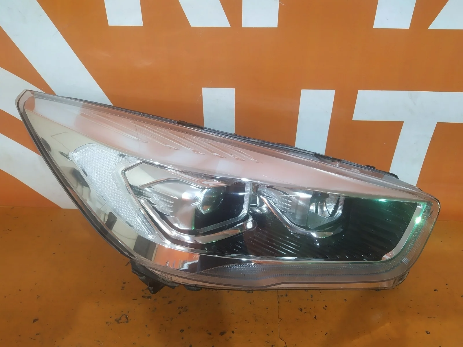 Фара Ford KUGA 2016-2019 2209865 2 CBS, правая