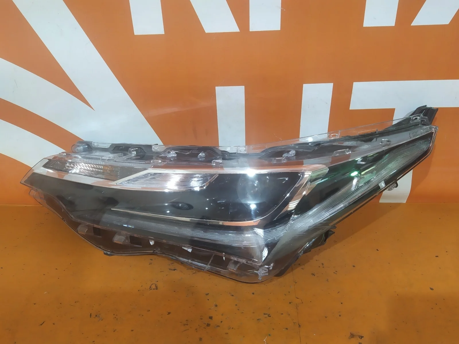 Фара Toyota Corolla 2015-2019 8115002L70 11 E160 E170 E180, левая