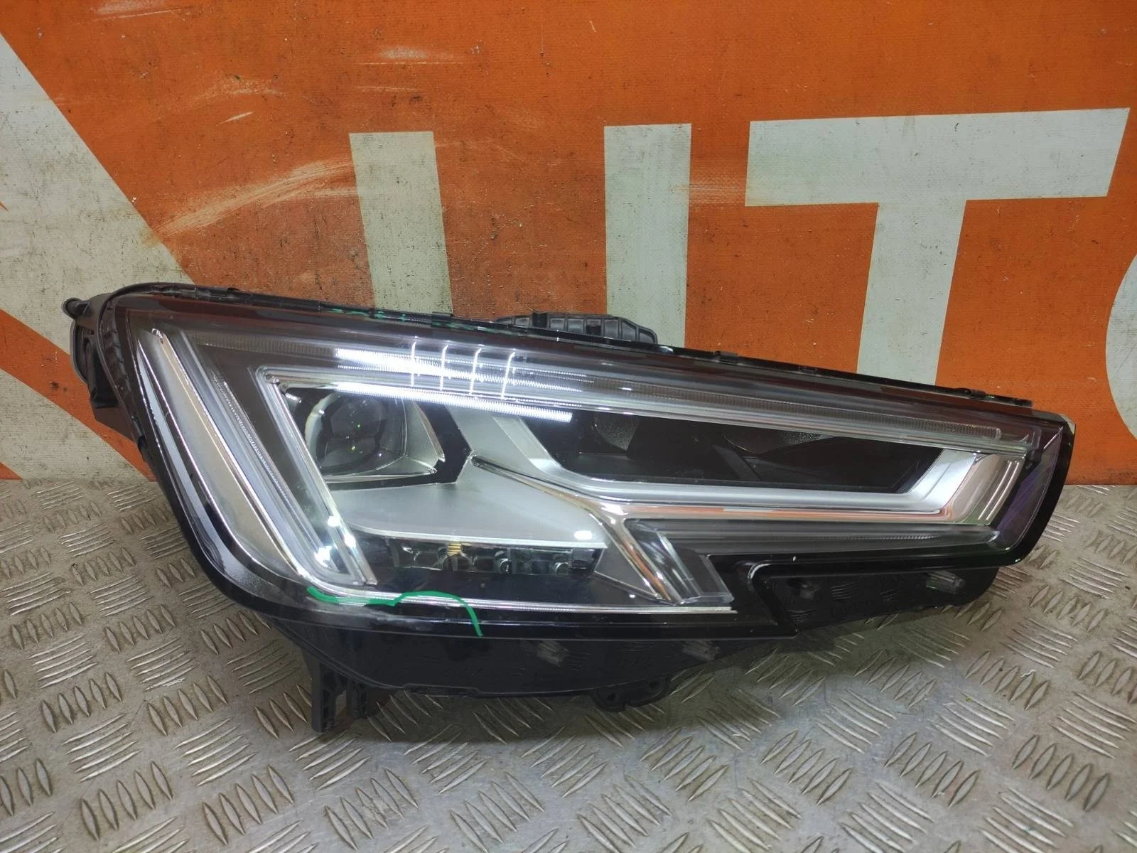 Фара Audi A4 2015-2020 8W0941774 5 B9, правая
