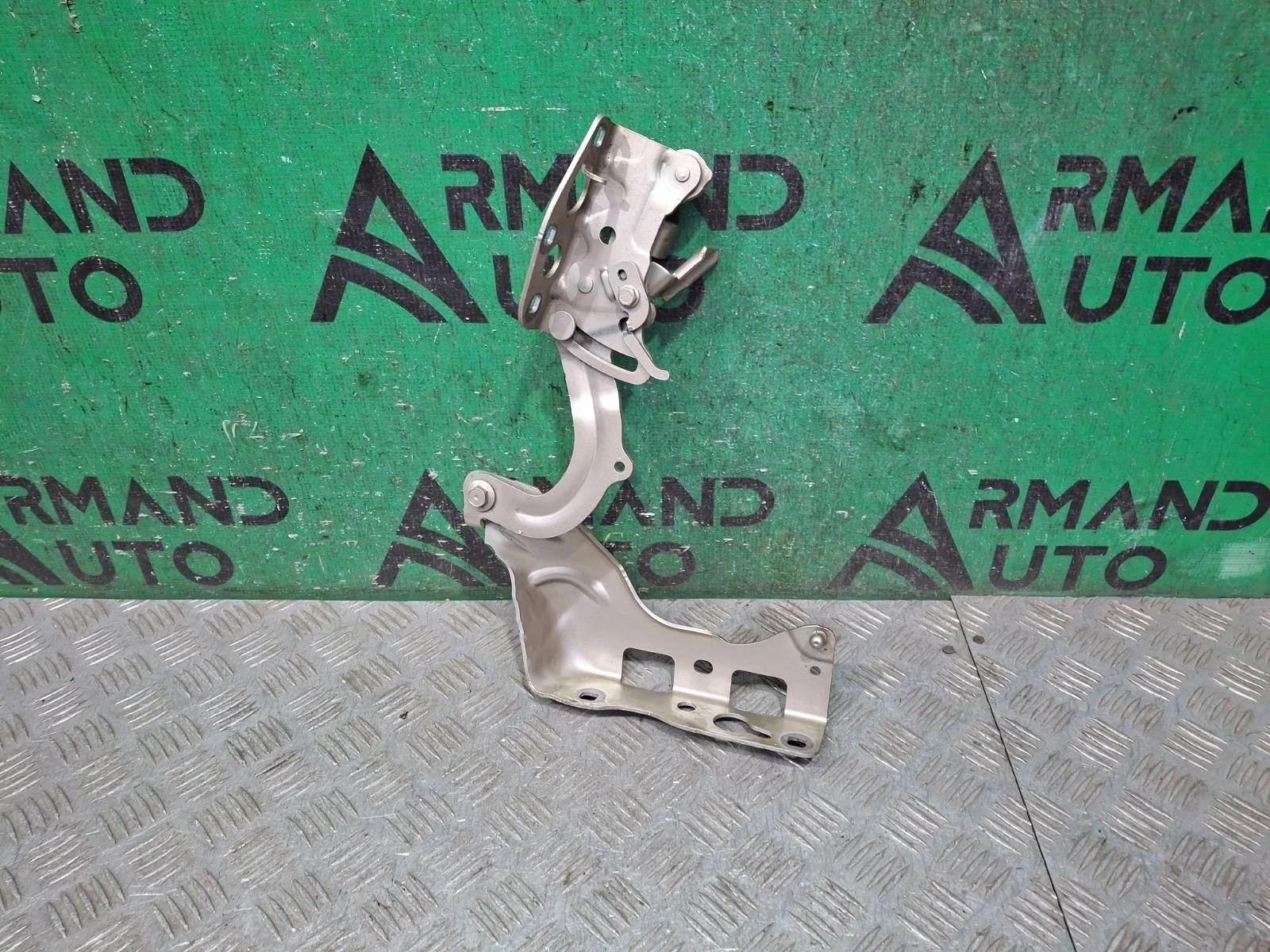 Петля капота Mercedes E-Class 2016-2023 A2138800128 W213, левая