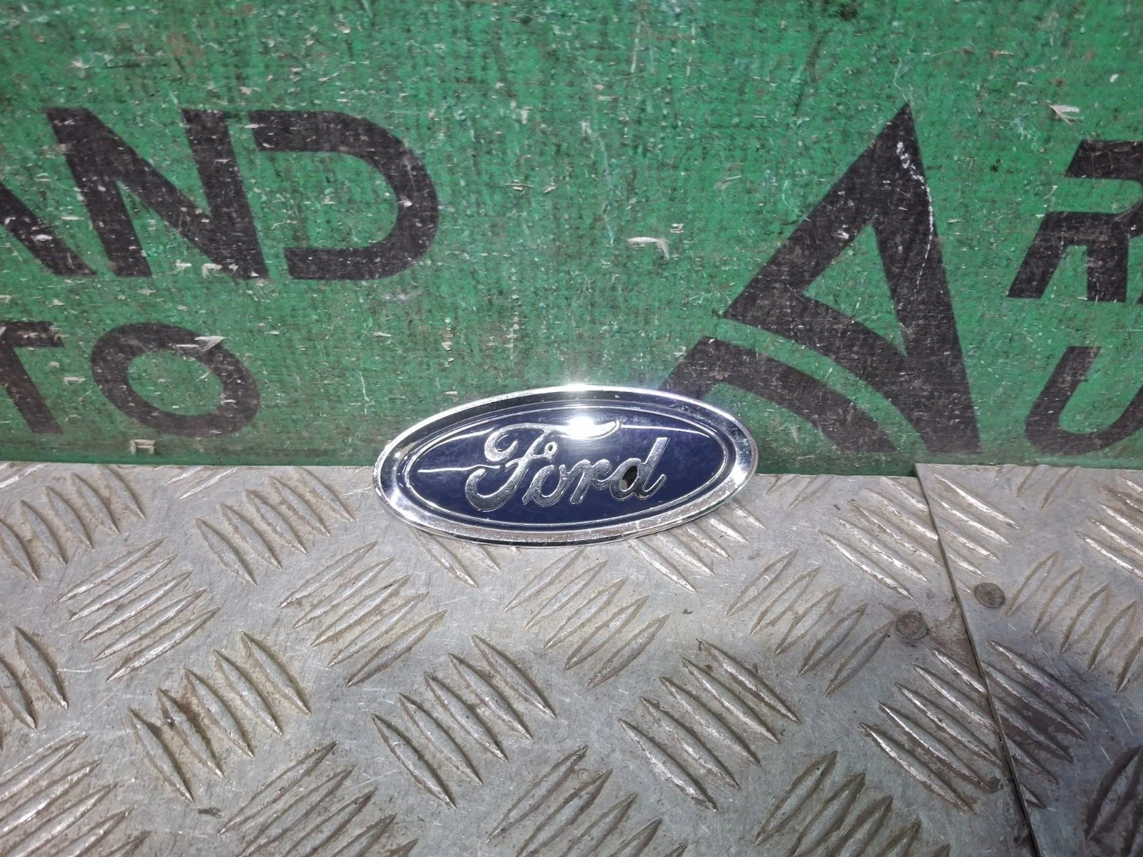 Эмблема Ford Fiesta 2012-2019 5258395 MK6, передняя