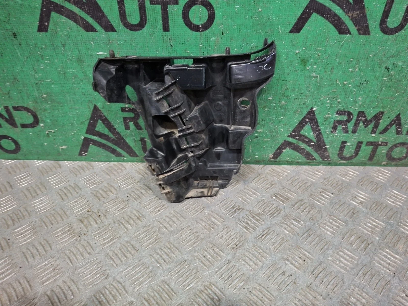 Кронштейн бампера Volvo XC70 2007-2016 31265521 2, передний правый