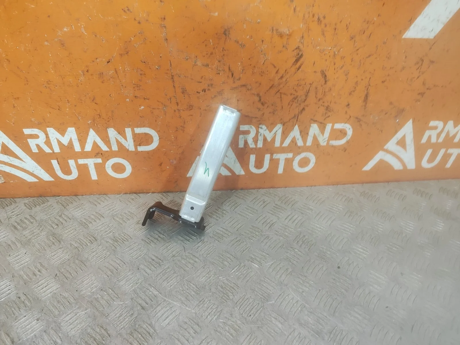 Кронштейн усилителя бампера Mercedes GLE-Class 2018-нв A1676208100 V167, передний левый