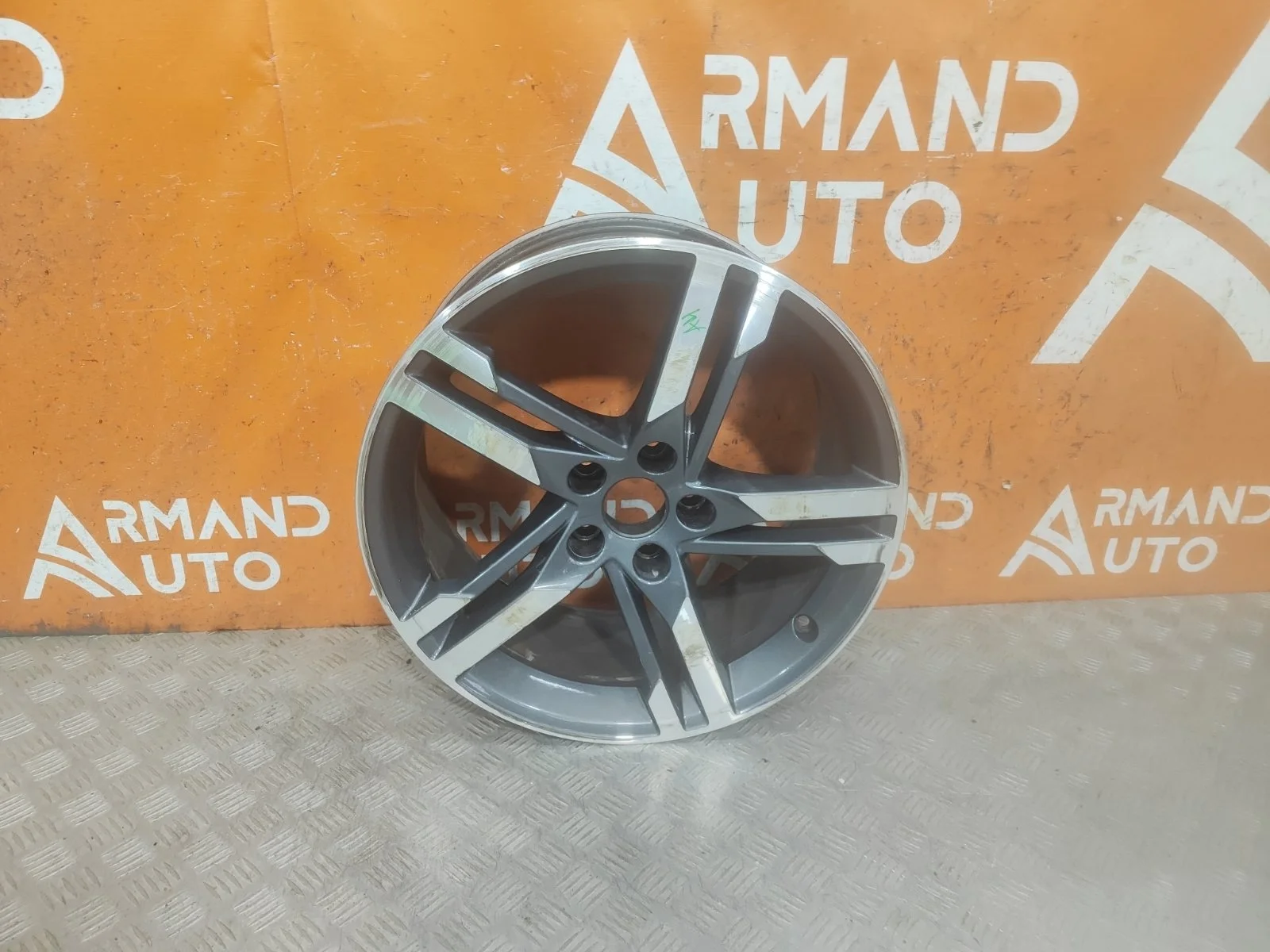 Диск колесный r18 Audi A4 8W0601025M 5 B9