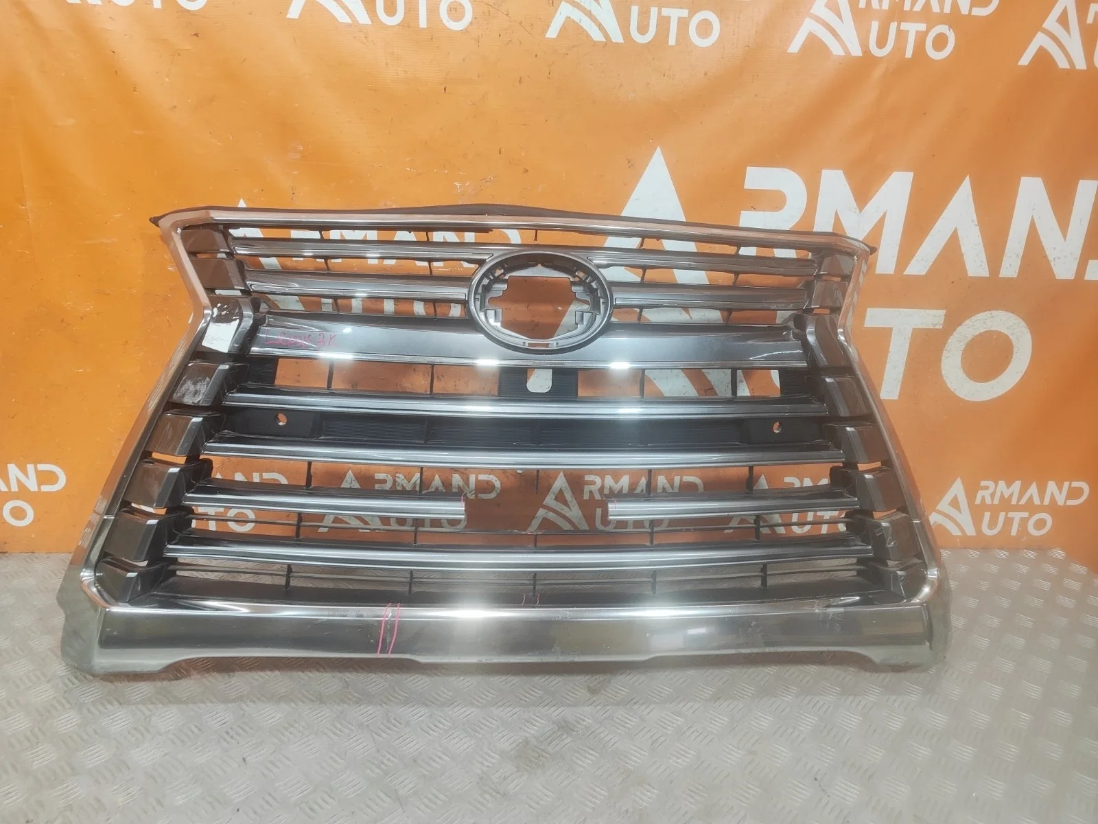 Решетка радиатора Lexus LX 2015-2023 5310160570 3 URJ200