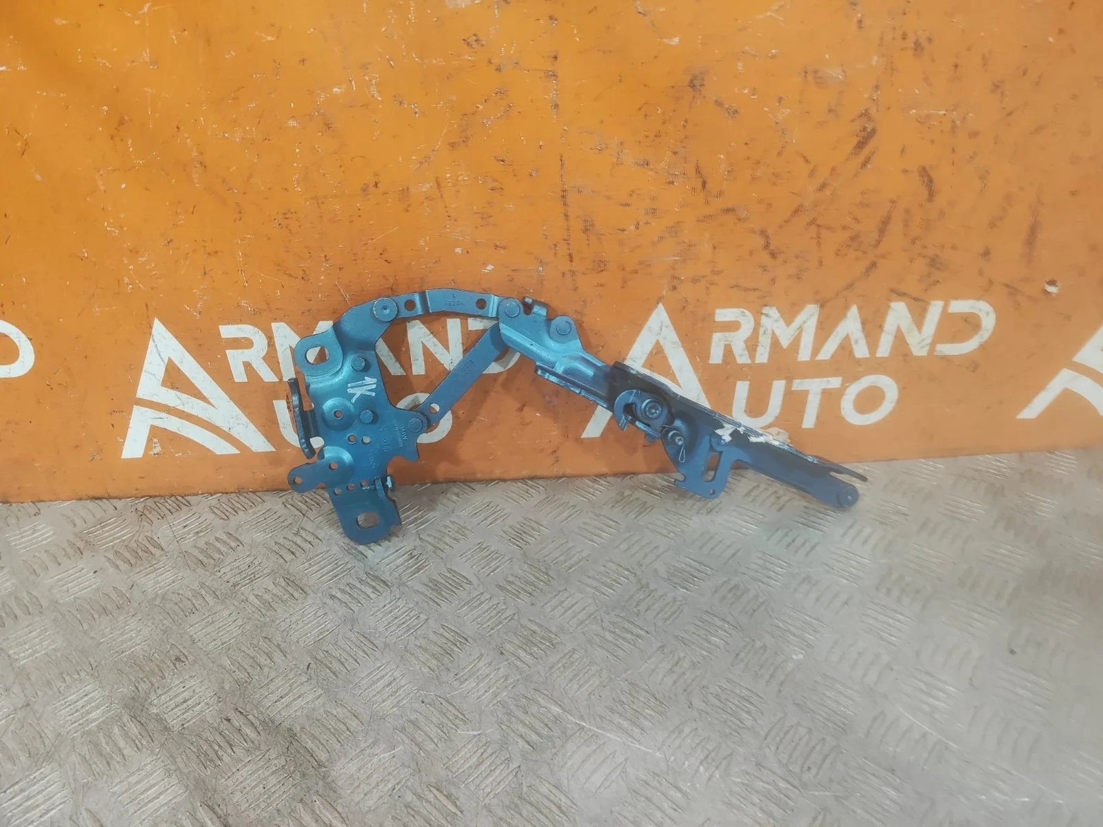 Петля капота BMW 1 series 2011-2019 41617286343 F20 F21, левая