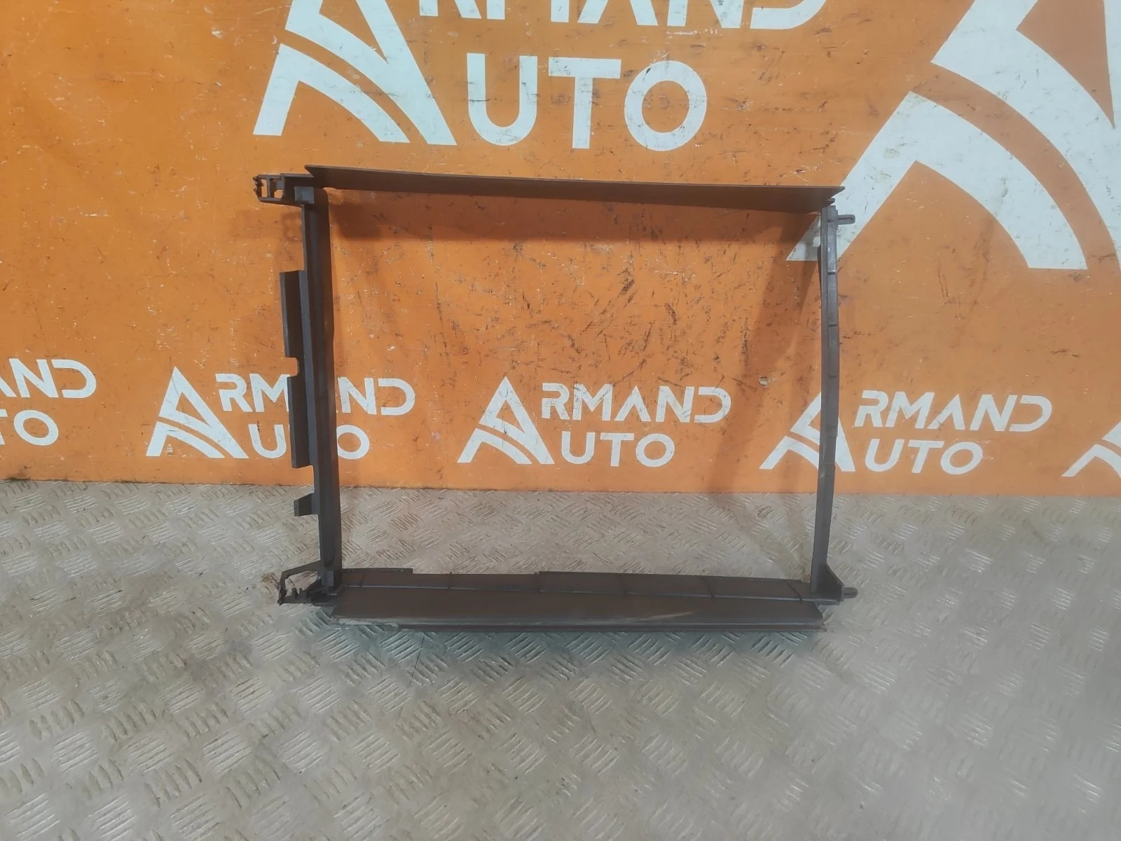 Рамка радиатора Renault Sandero 2013-2022 215596207R 2