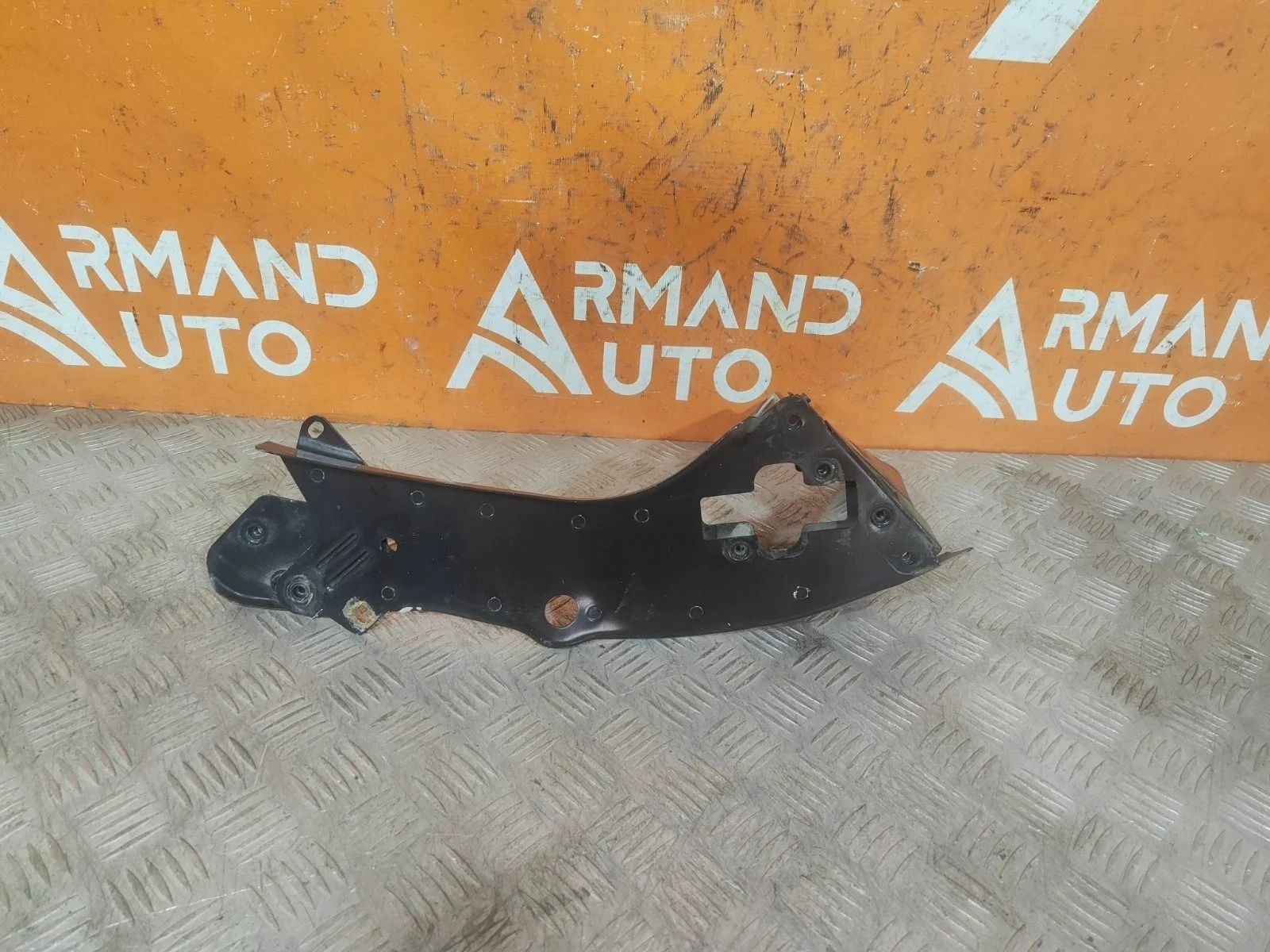 Кронштейн панели верхний Mercedes E-Class 2002-2009 A2116200416 W211, правый