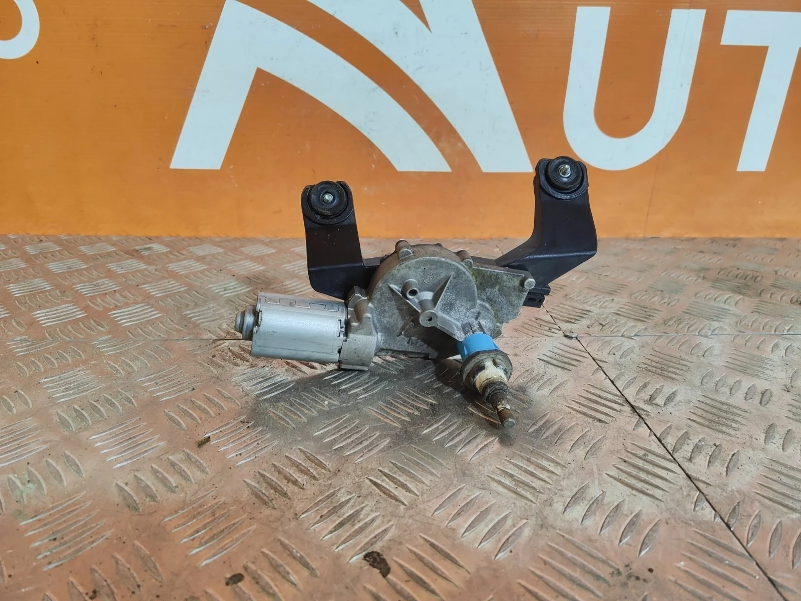 Моторчик стеклоочистителя двери багажника Hyundai Santa Fe 2012-2019 987002W000 3 DM