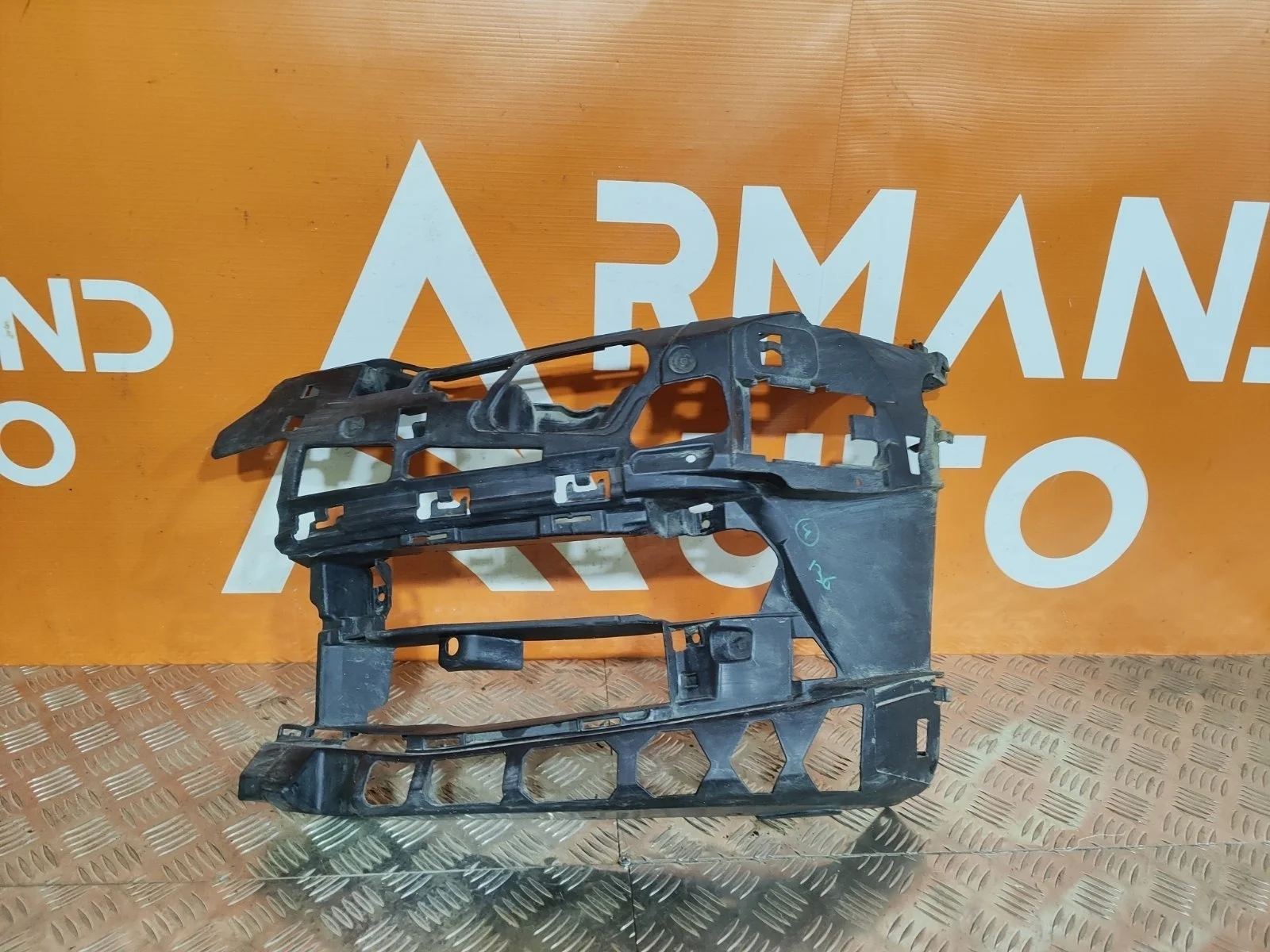Кронштейн бампера BMW 5 series 2016-2020 51117385345 G30 G31, передний левый