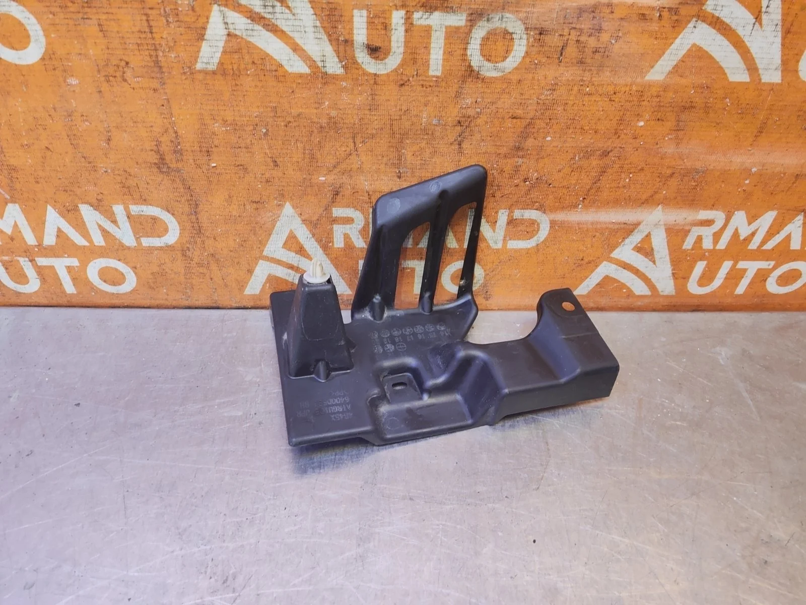 Кронштейн решетки радиатора верхний Mitsubishi Outlander 2012-2023 6400D586 3, правый