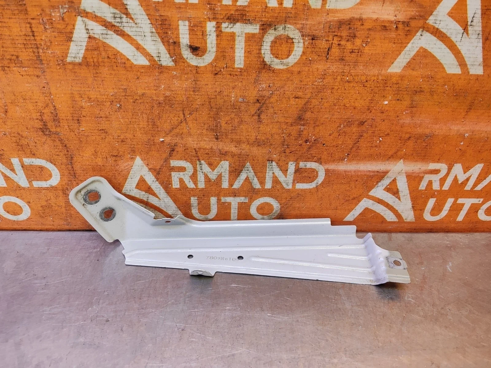 Кронштейн крыла нижний BMW X3 2010-2017 41357267326 F25, передний правый